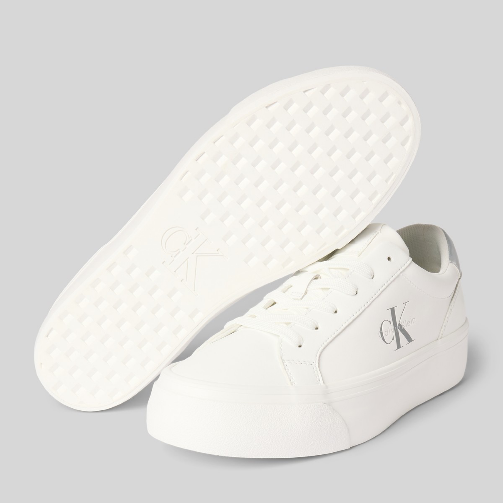 Дамски бели кецове Calvin Klein Jeans
YW0YW01877 Insole View