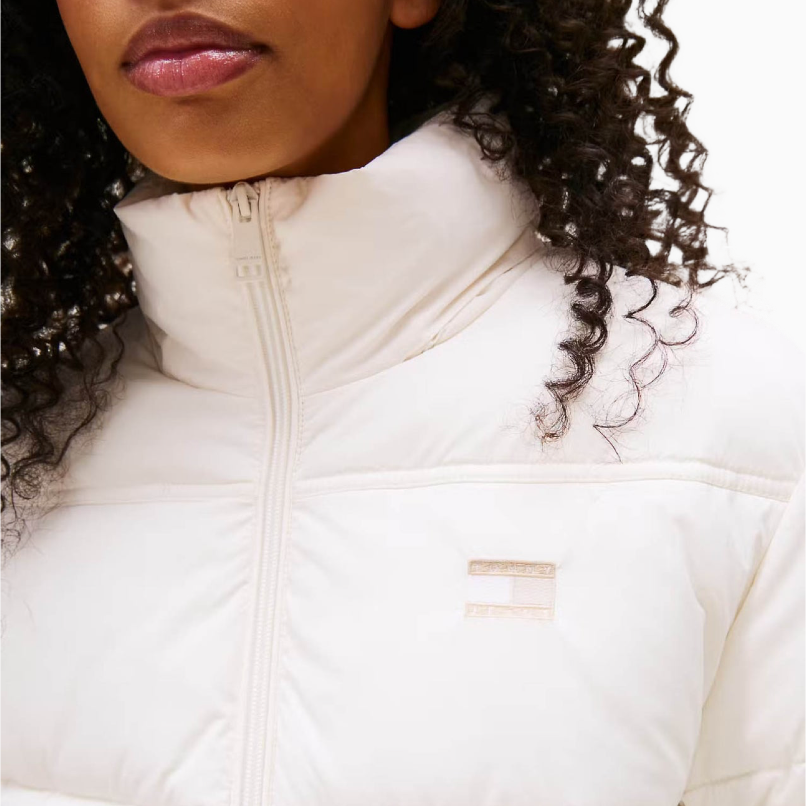 Дамско бяло яке Tommy Hilfiger Jeans
DW0DW21620 Close-Up