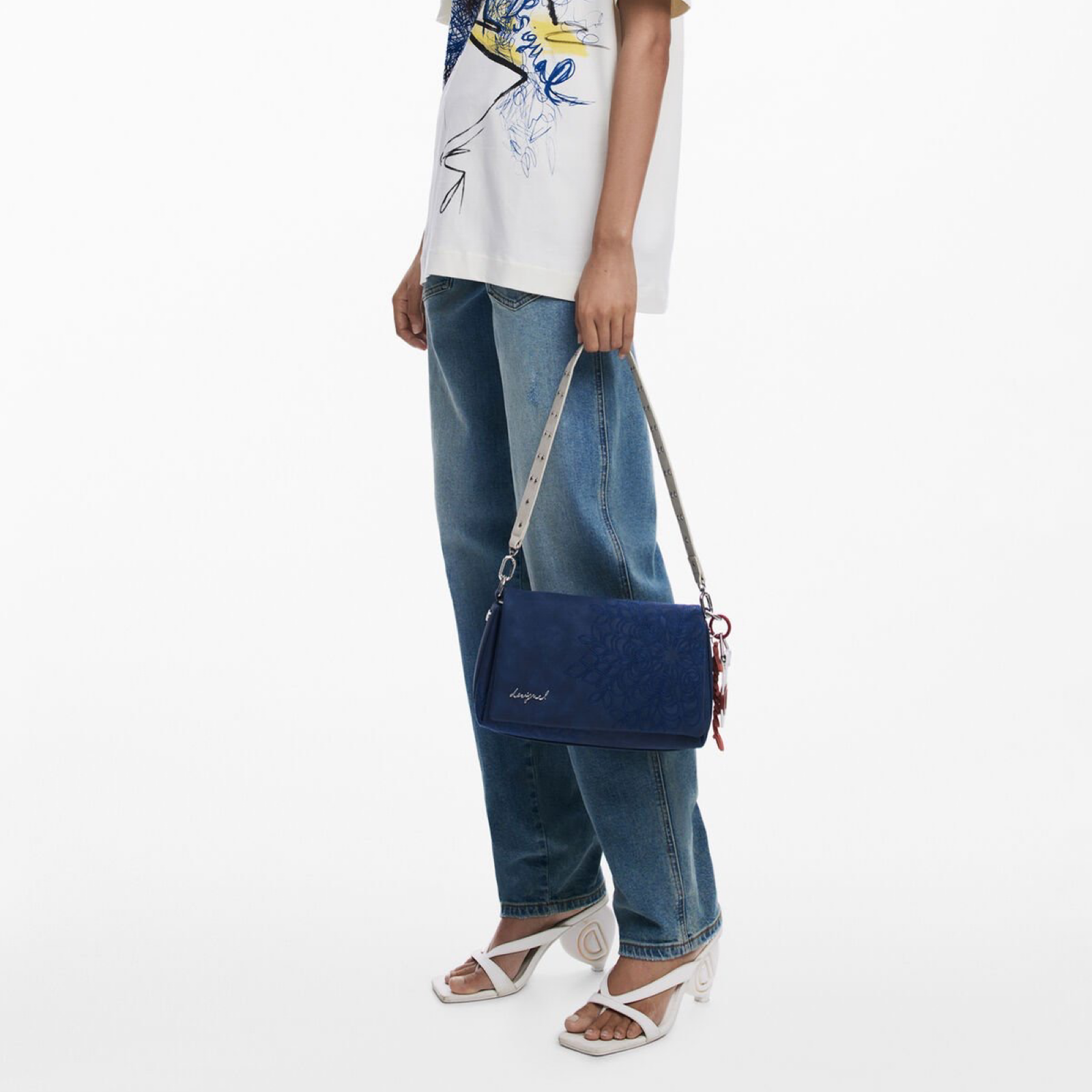 Дамска синя чанта Desigual Crossbody Bag 25WAXPBF Hand View