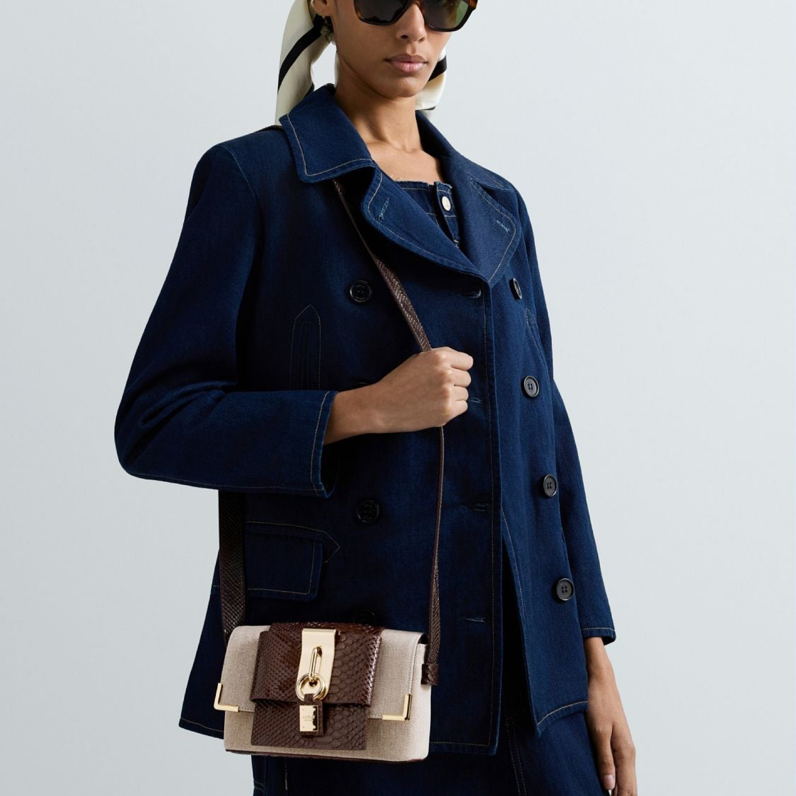 Дамска чанта Replay Shoulder Bag FW3810.004.A2025A Model View