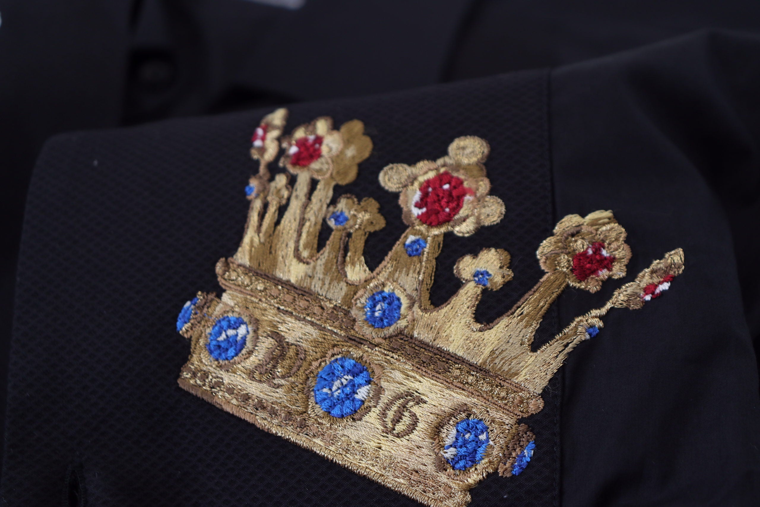 Елегантна черна прилепнала риза Dolce & Gabbana с бродерия на корона