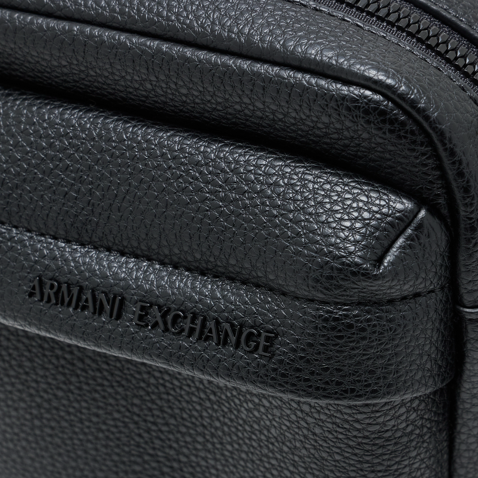 Мъжка чанта Armani Exchange Men Crossbody Bag XM003597 AF26651 UC001 Close-Up