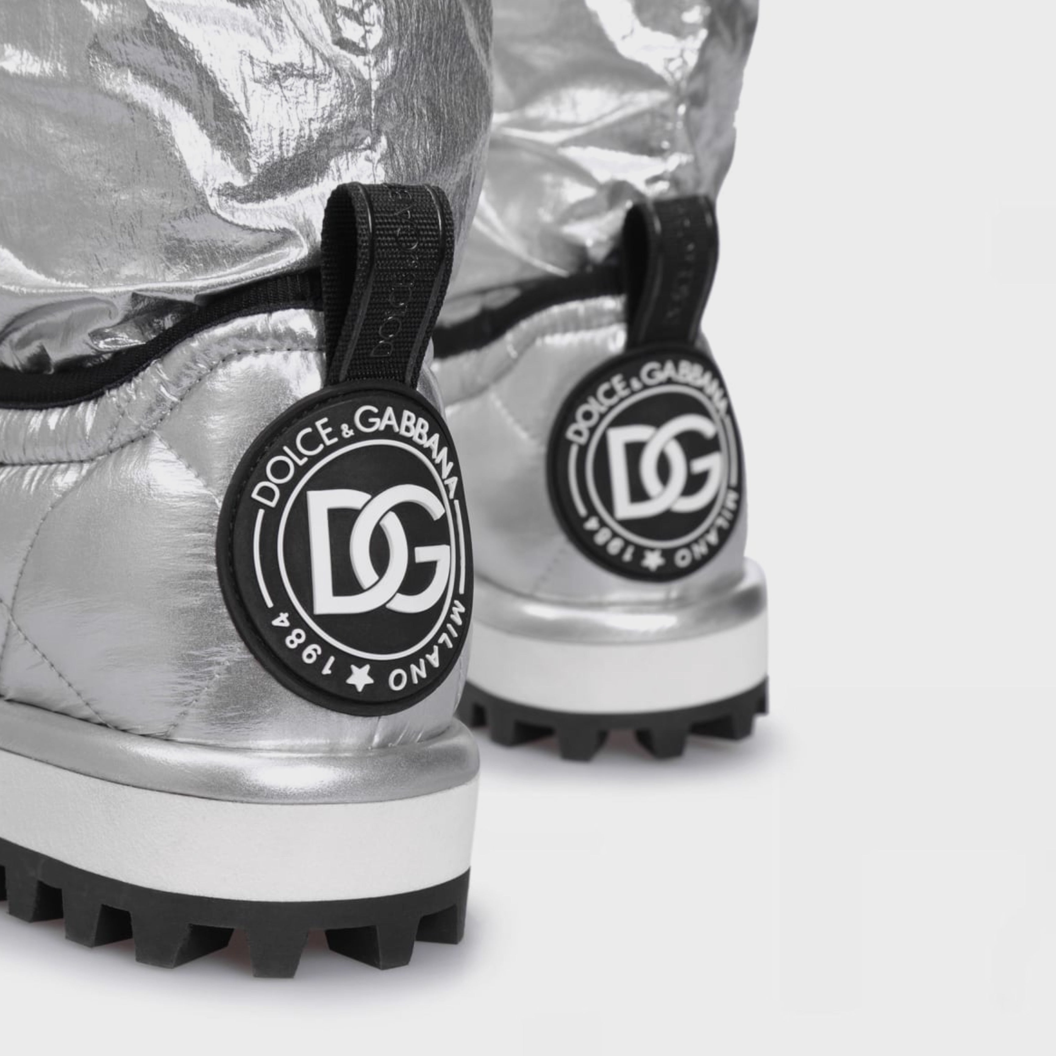 Дамски апрески в сребрист цвят Dolce & Gabbana Women’s Metallic Silver Quilted Logo Patch Snow Boots
