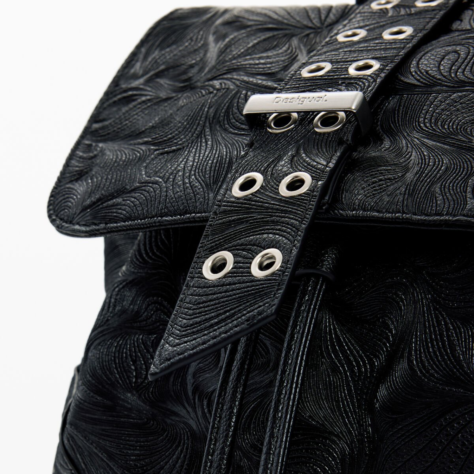 Дамска черна раница Desigual Women Rucksack 26SAKP04 2000U Close-Up