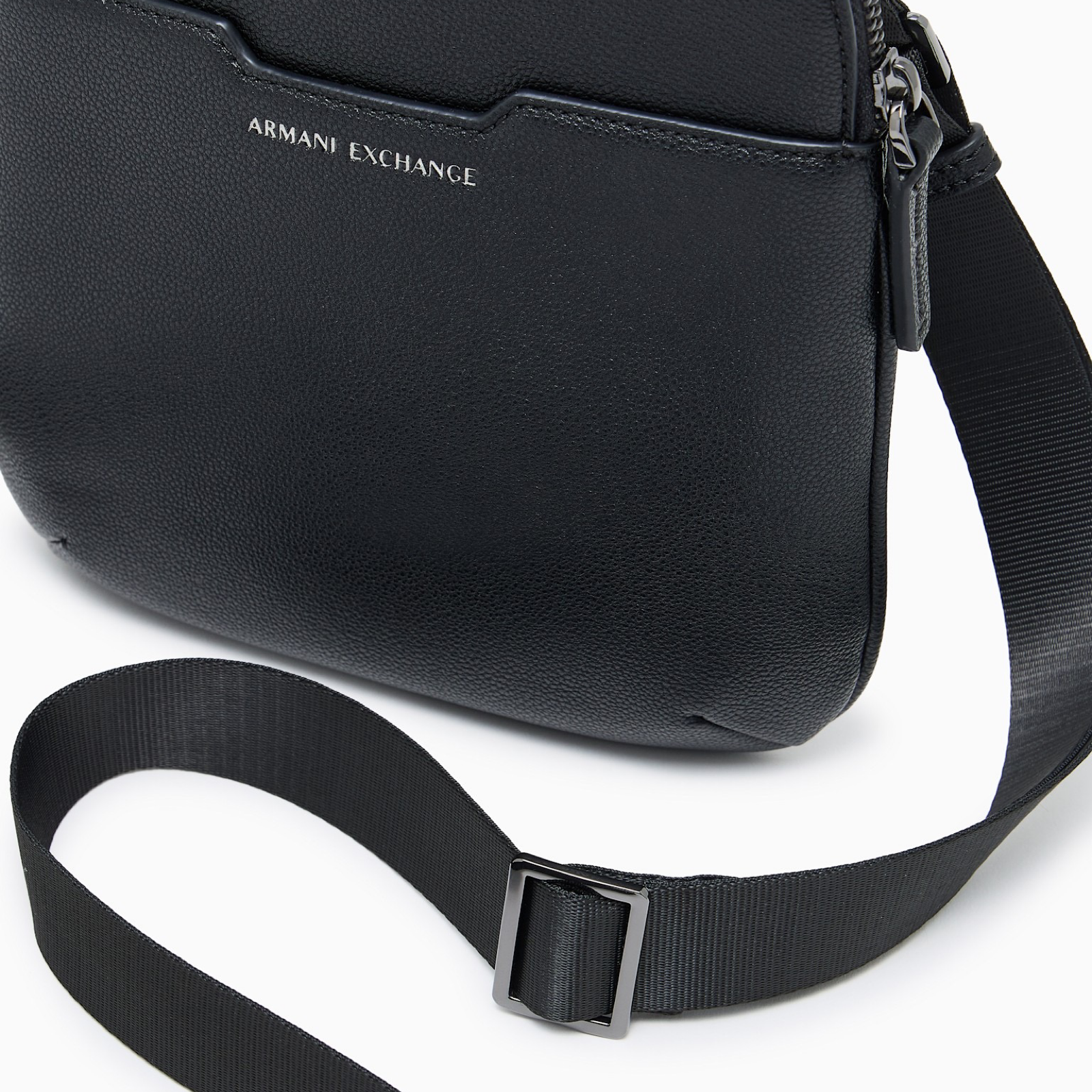 Мъжка чанта Armani Exchange Men Crossbody Bag XM002586 AF22651 UC001 Close-Up