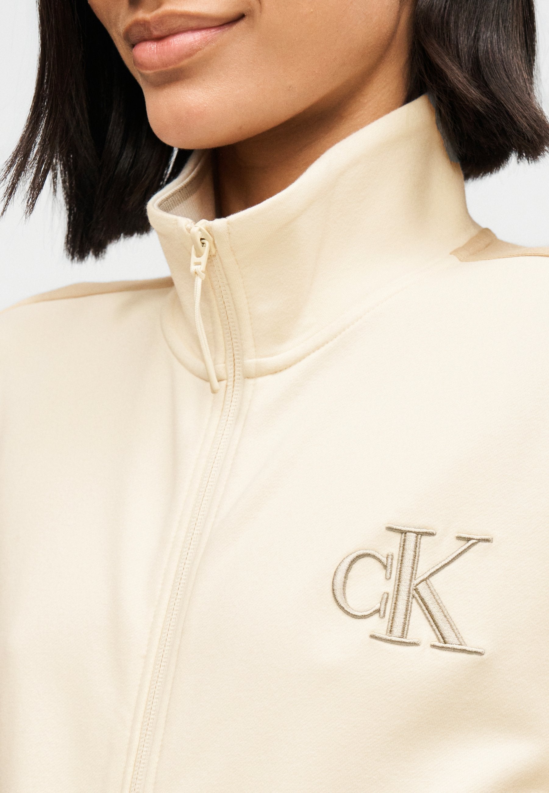 Дамски бежов суичър Calvin Klein Jeans Women Sweatshirt LV047E226G Close-Up