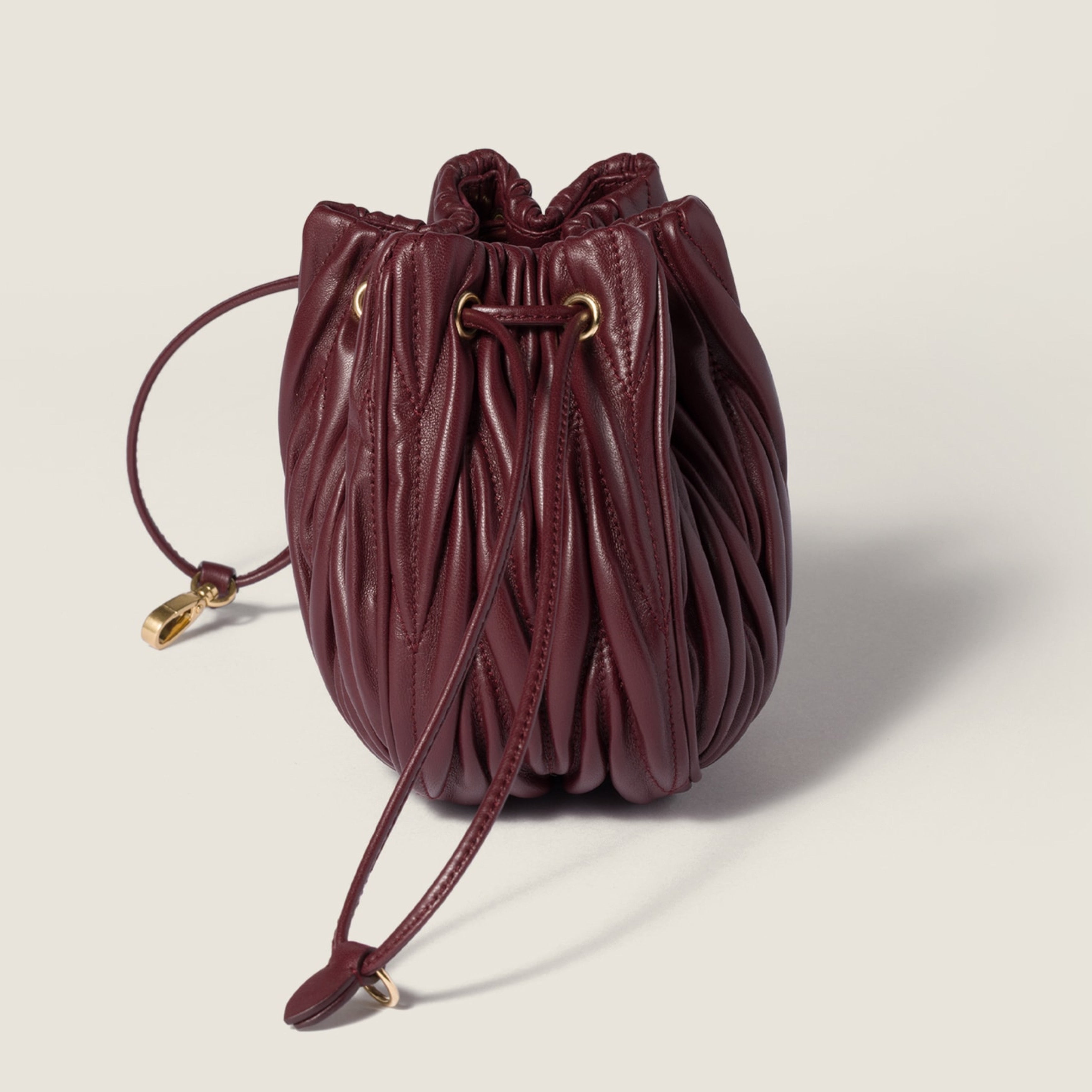Дамска чантичка Women’s pleated drawstring clutch bag Miu Miu Matelassé 5ND022AFPPF0007 Burgundy side view