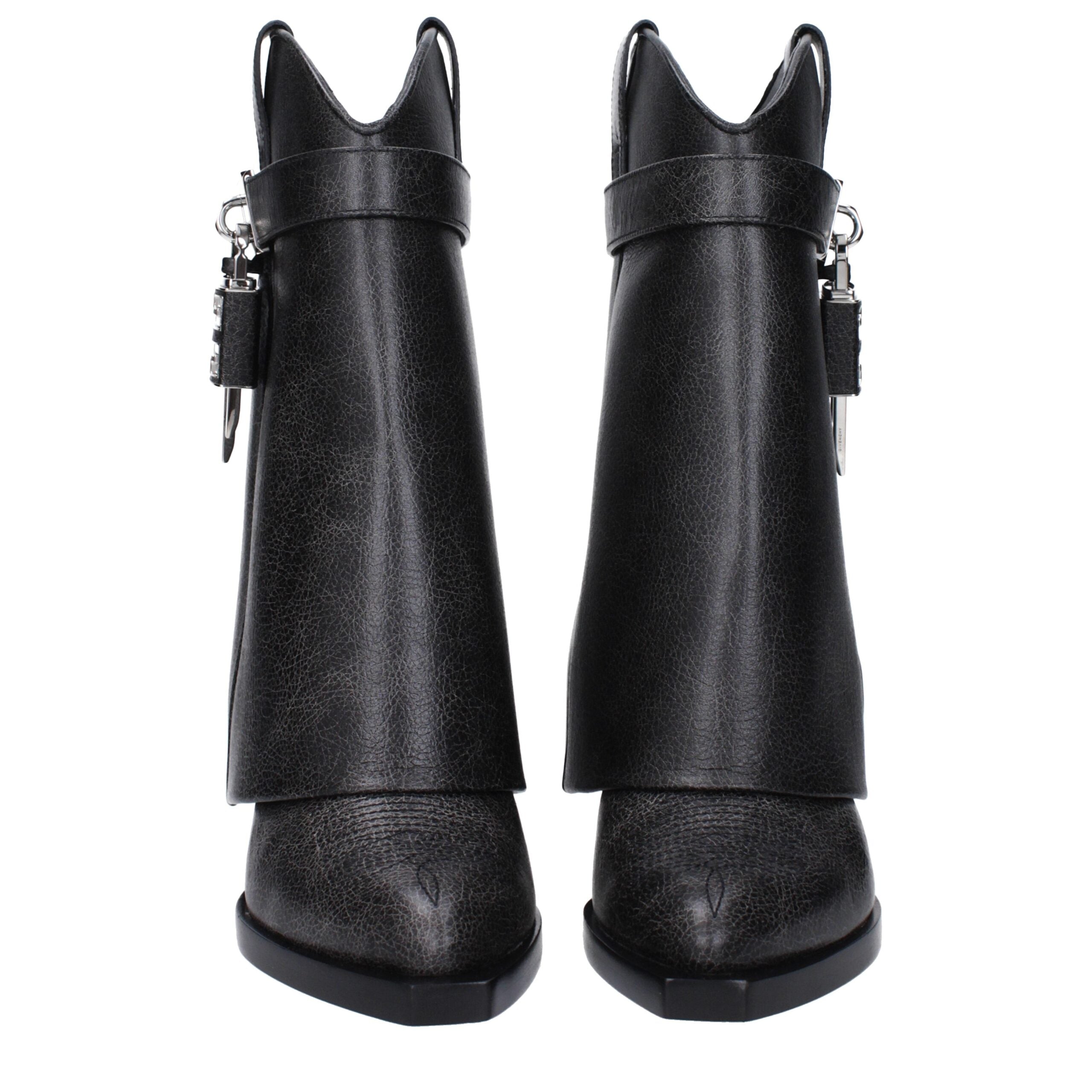 Дамски каубойски ботуши Women’s shark lock cowboy ankle boots Givenchy
BE6048E1WZ001 Black front view