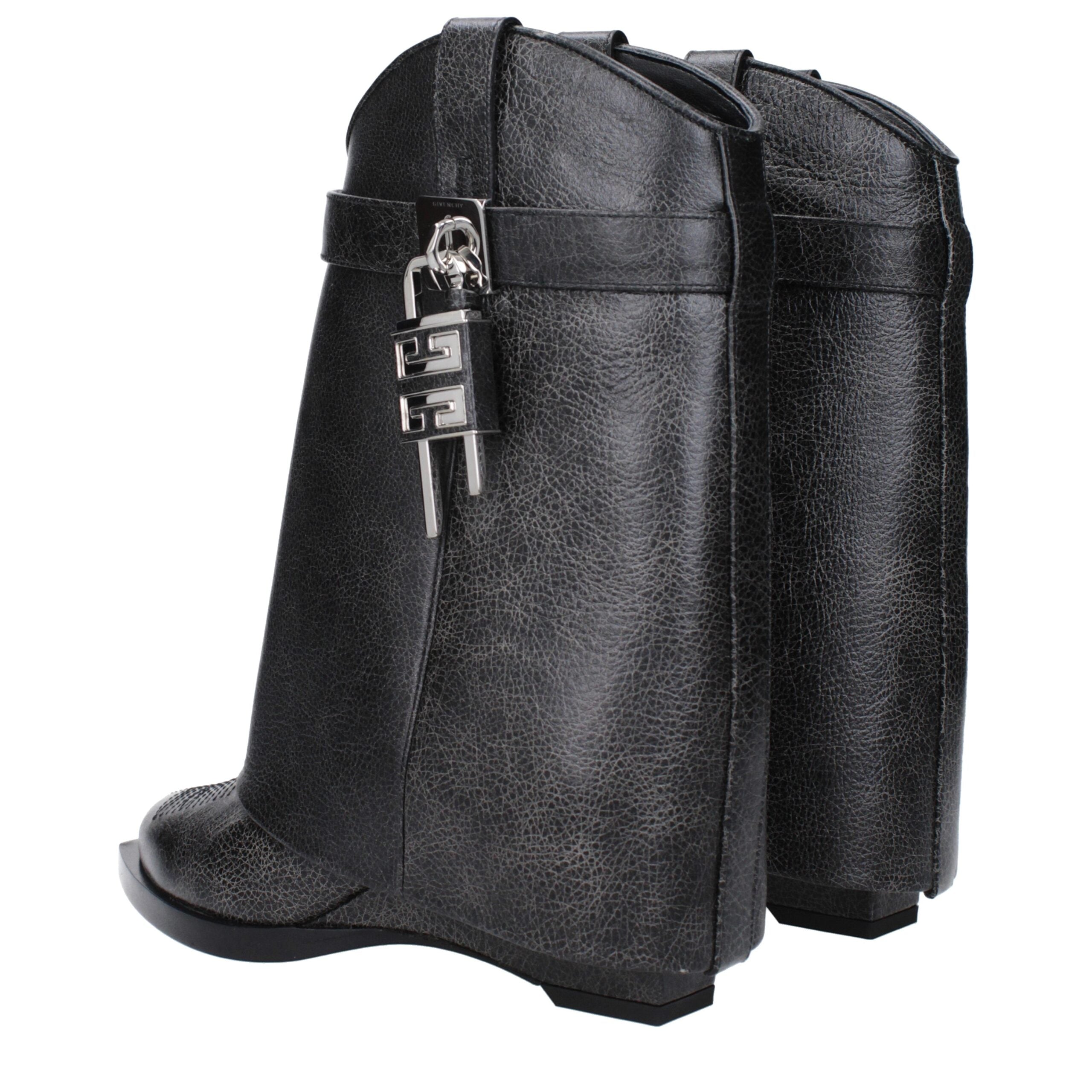 Дамски каубойски ботуши Women’s shark lock cowboy ankle boots Givenchy
BE6048E1WZ001 Black heel view