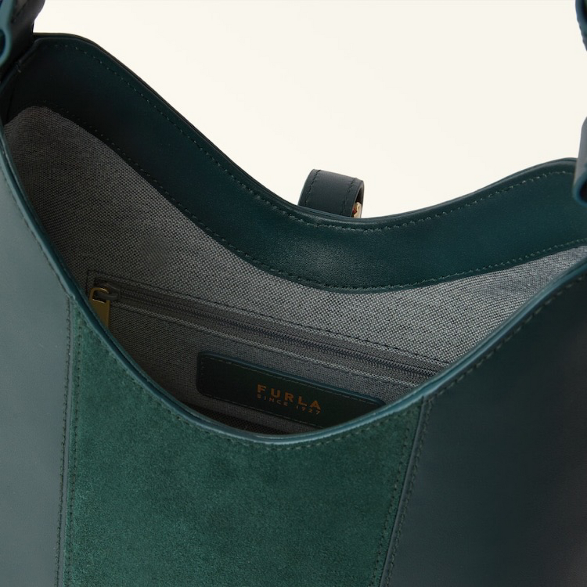Дамска чанта Furla Goccia S Shoulder Bag WB01979 BX3158 1007 5137S Inside View