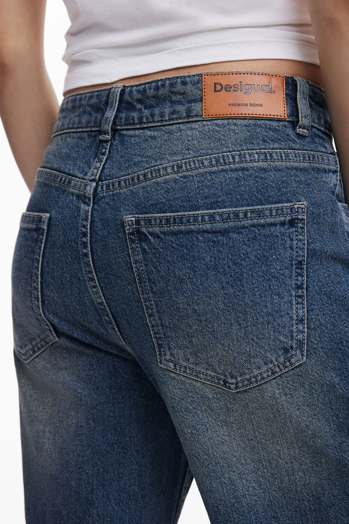 Дамски дънки Desigual Women Jeans
25WWDD11 Close-Up