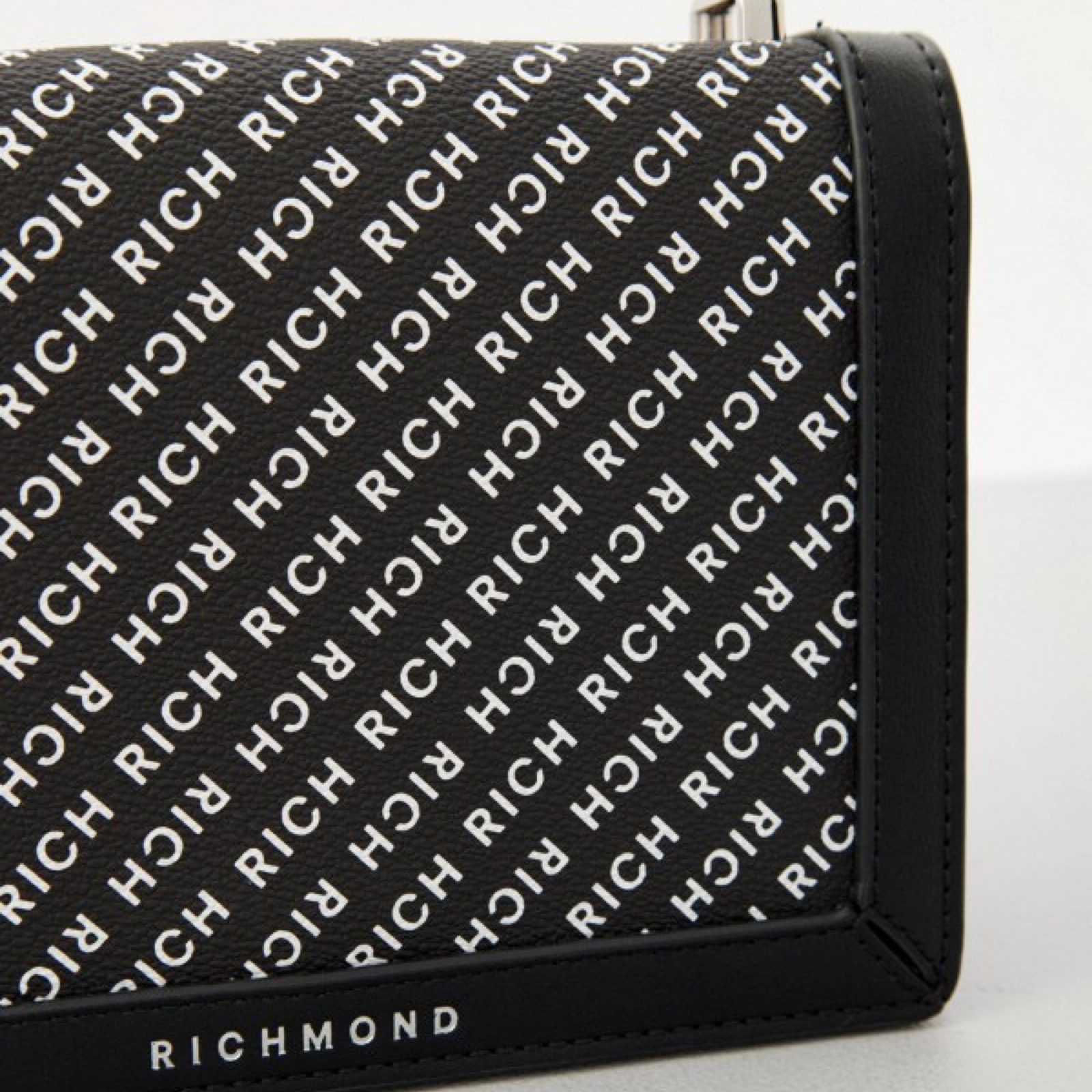 Дамска чанта Richmond Women Shoulder Bag RWA24102BO Close-Up
