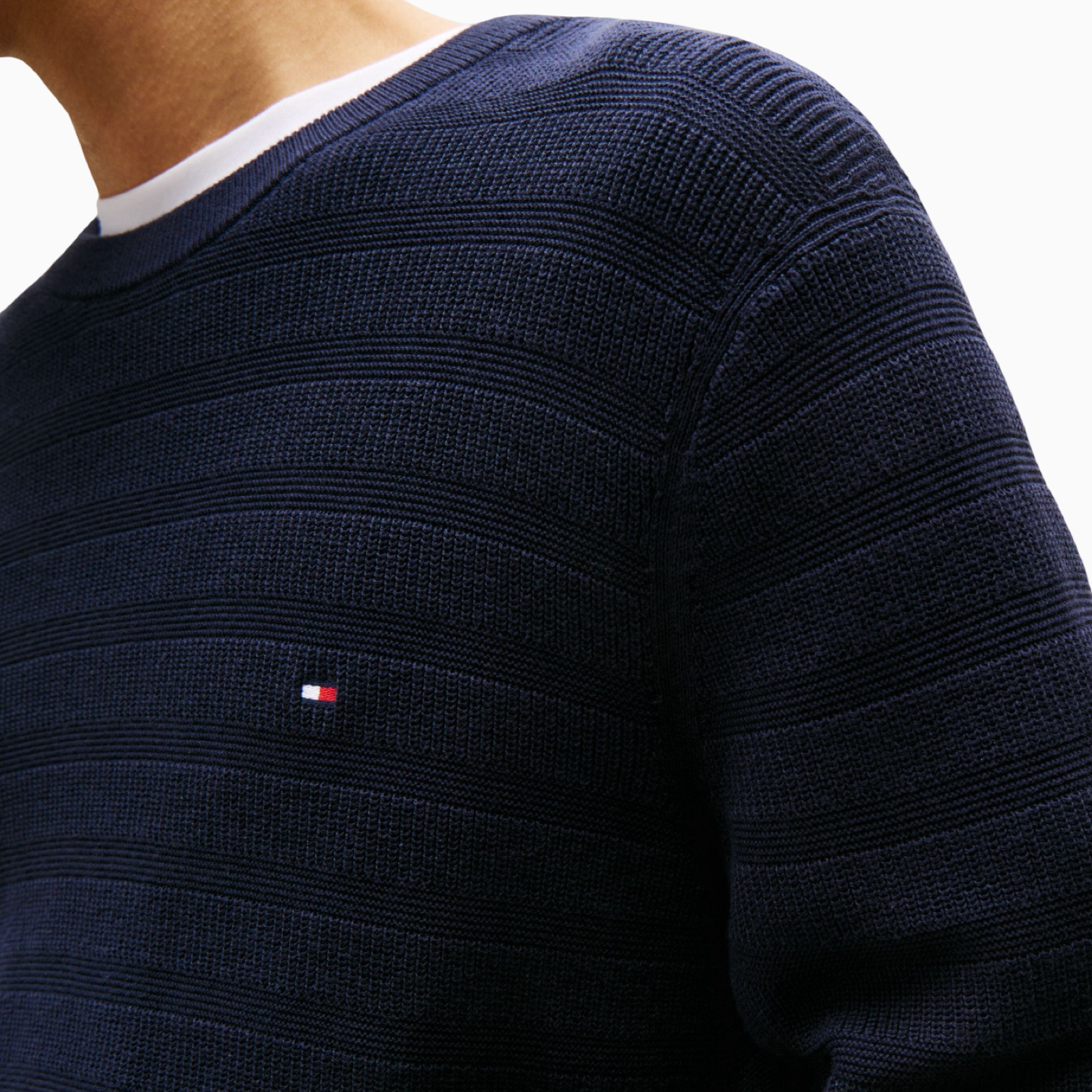 Мъжки син пуловер Tommy Hilfiger Men Sweater MW0MW39535 Close-Up