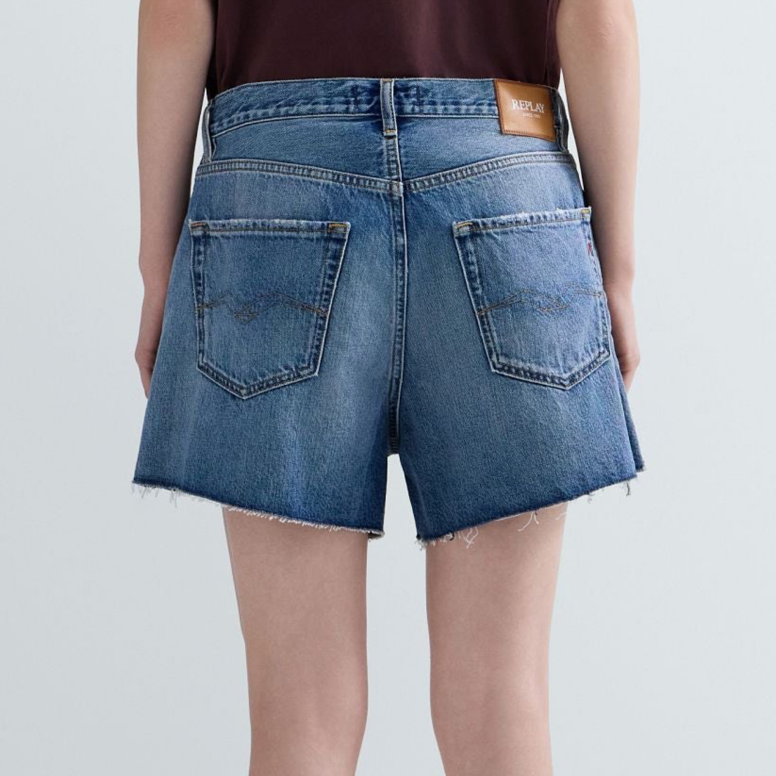 Дамски къси дънкови панталони Replay Women Denim Shorts WA548.000.800 177-009 Back View