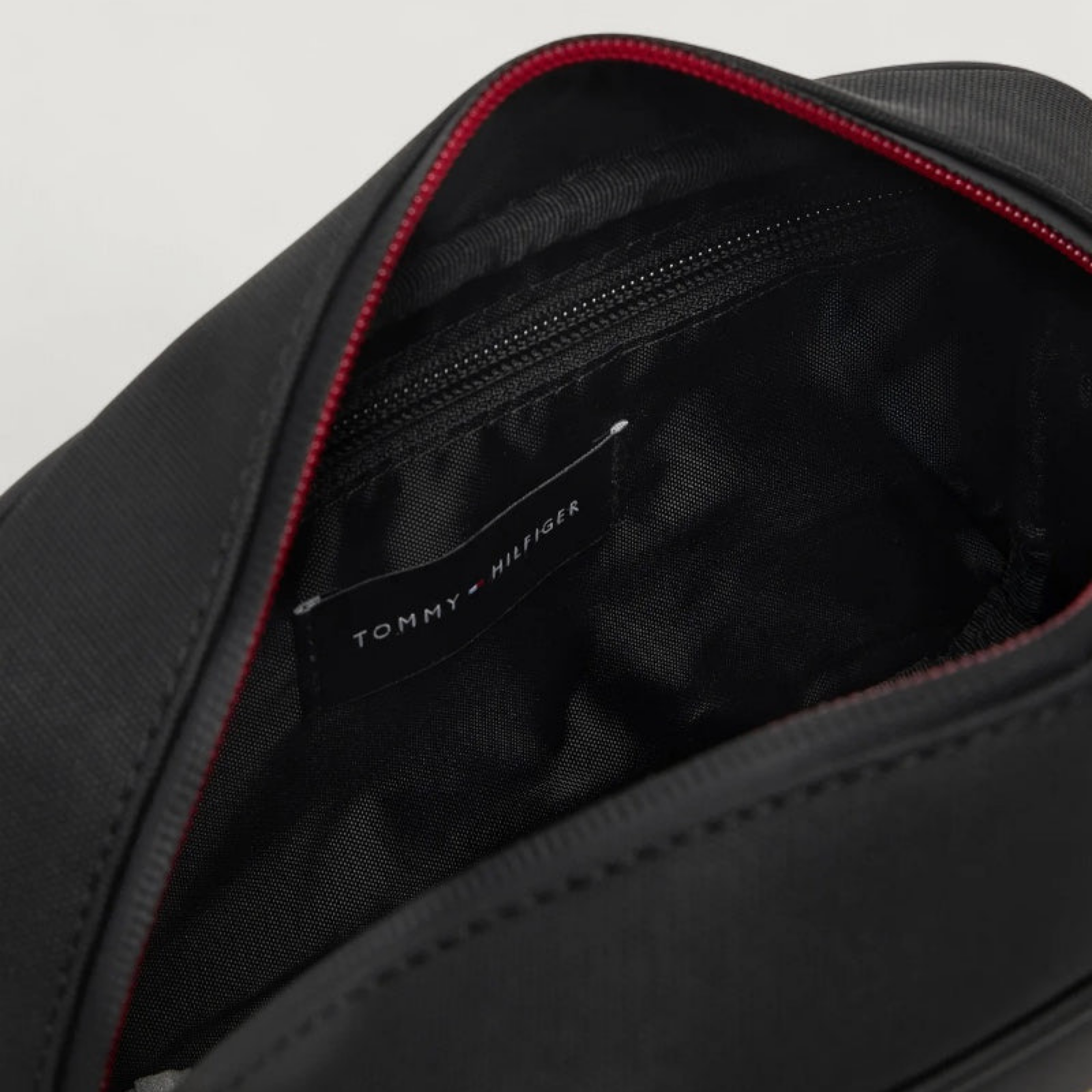Мъжка козметична чанта Tommy Hilfiger Men Wash Bag AM0AM13747 Inside View