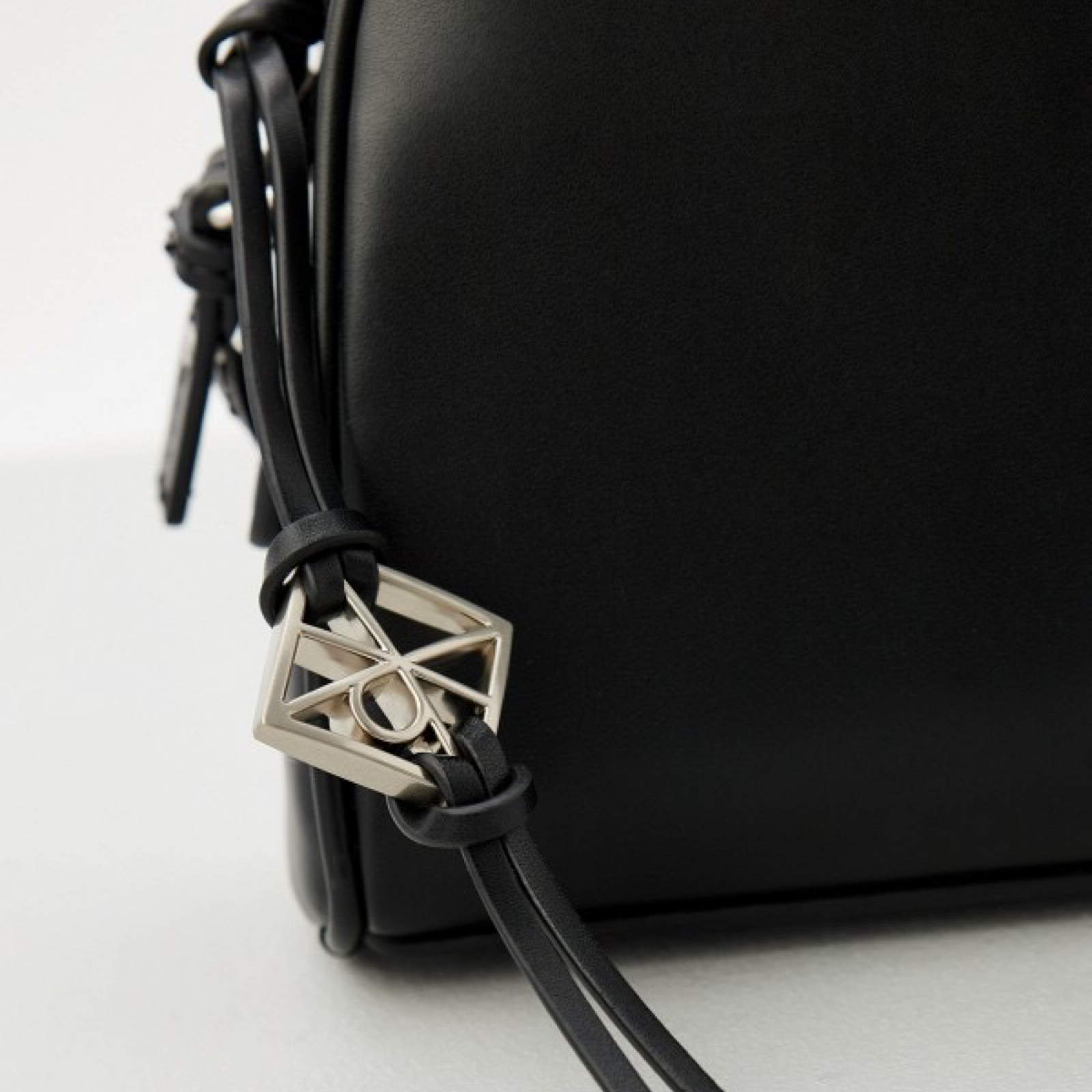 Дамска чанта Calvin Klein Women Crossbody Bag LV04F3370G UB1 Close-Up