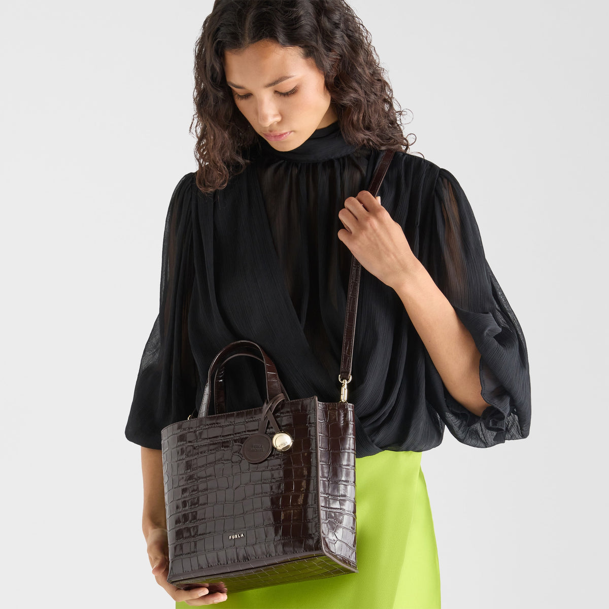 Furla Divide It Tote S Women Bag
WB02123_BX4255_1007_2460S Cioccolato lifestyle view