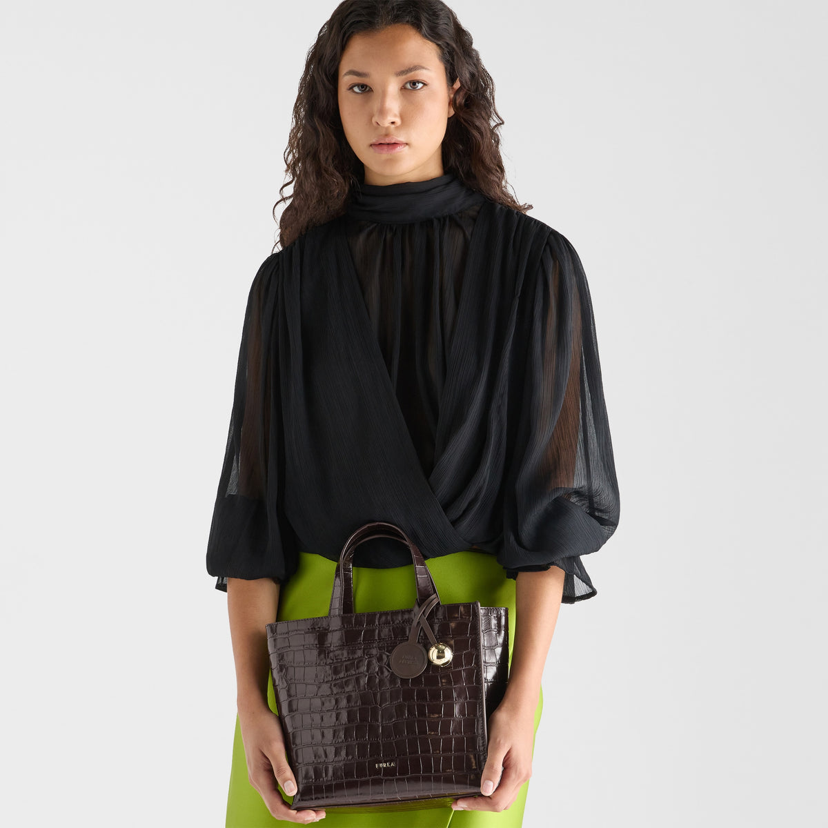 Furla Divide It Tote S Women Bag
WB02123_BX4255_1007_2460S Cioccolato lifestyle view 2