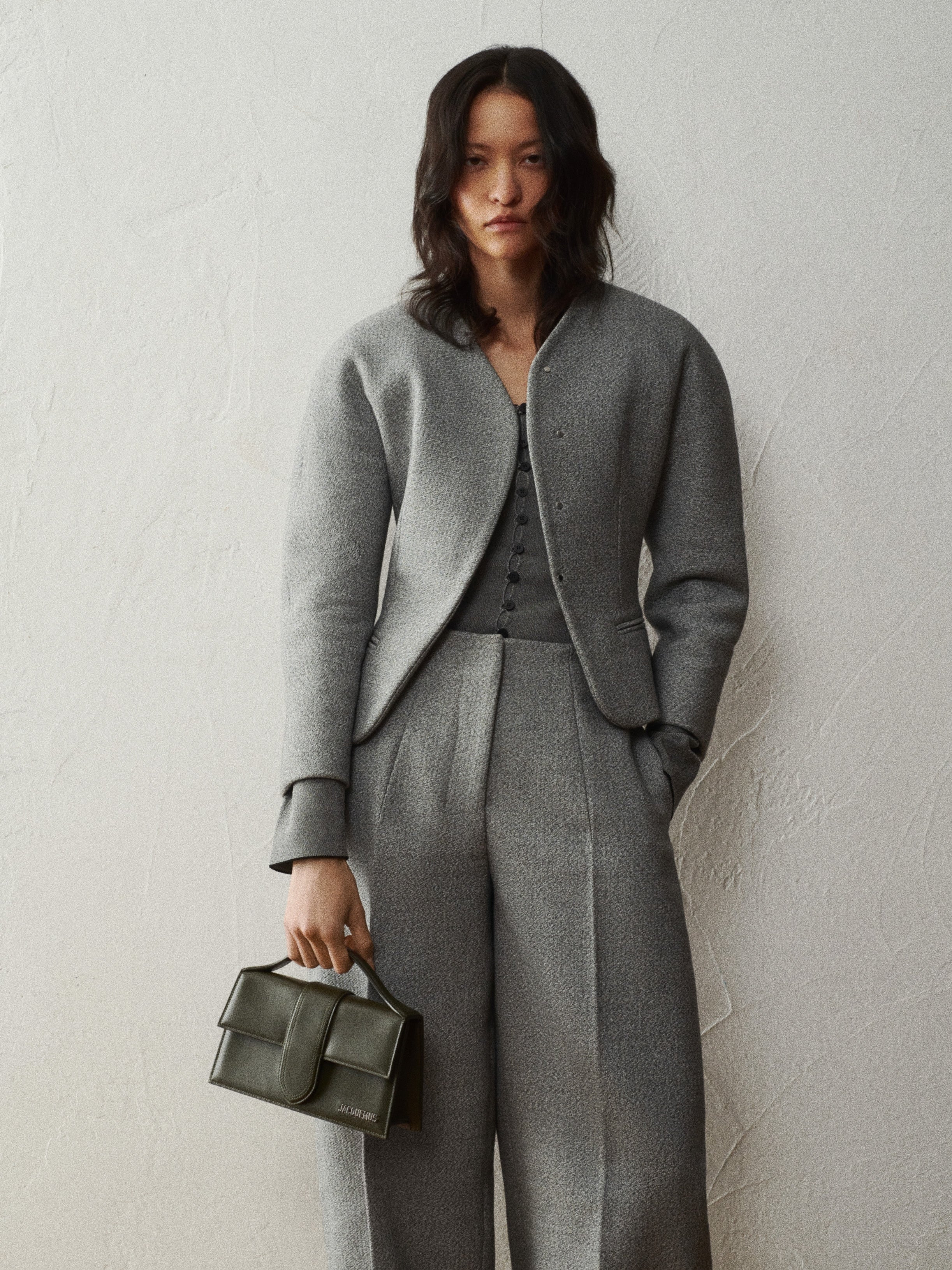 Дамска чанта Women’s handbag Jacquemus Le Grand Bambino
BAW00007AC01C02580 Military Green lifestyle view