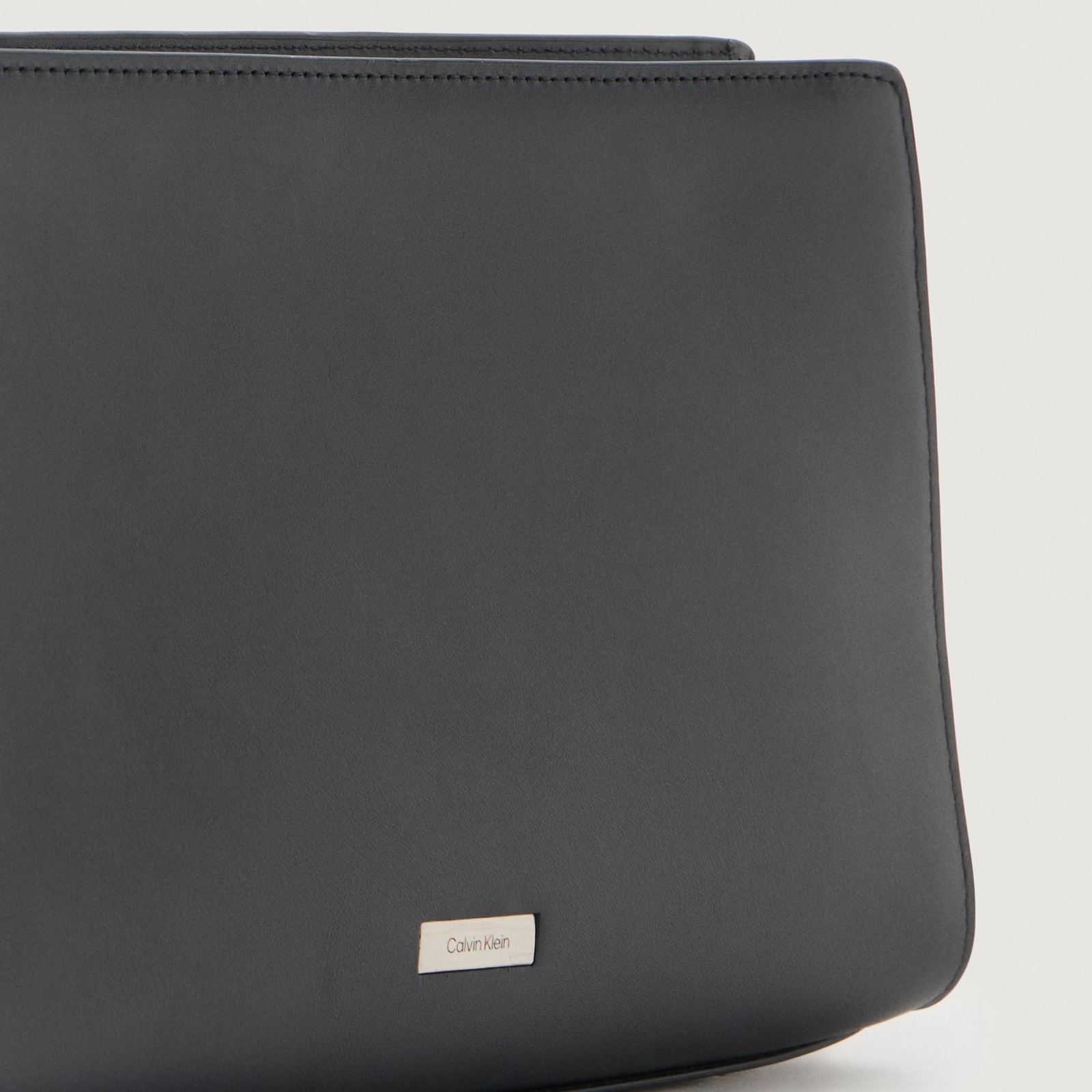 Мъжка клъч чанта Men’s clutch bag Calvin Klein
LV04D1109G UB1 Black detail view