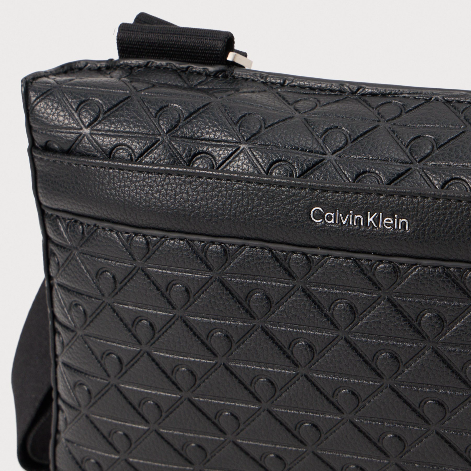 Мъжка чанта Men’s waist bag Calvin Klein
LV04D3277G Black close up view
