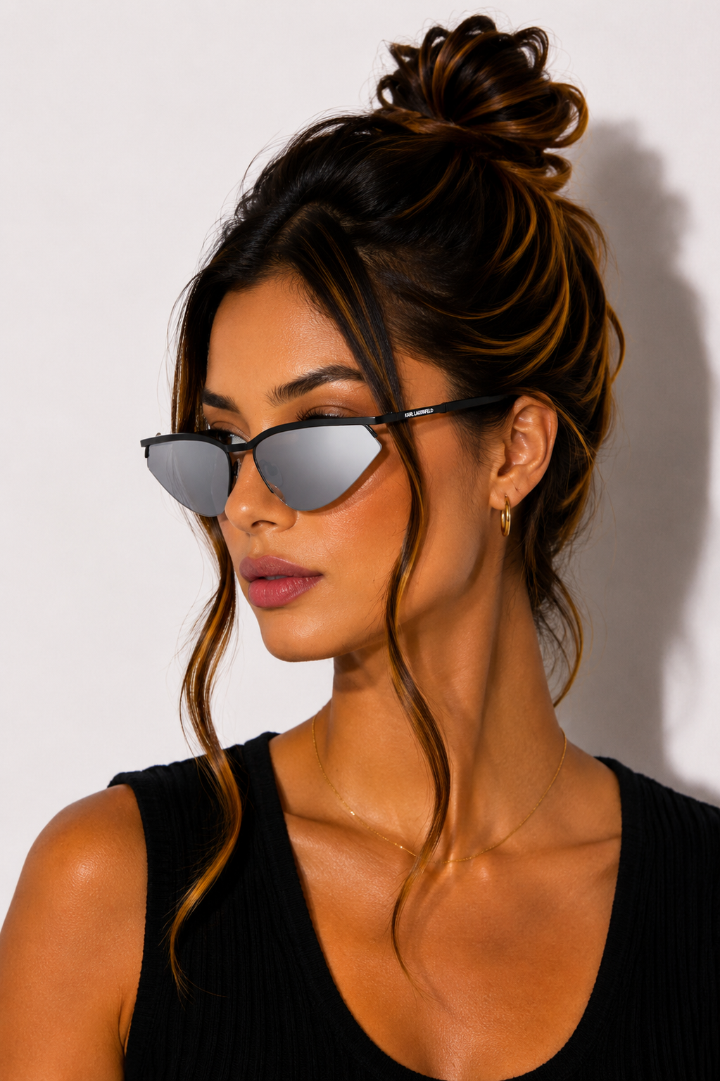 Слънчеви очила Unisex sunglasses KARL LAGERFELD KL352S 001 Black lifestyle view 2