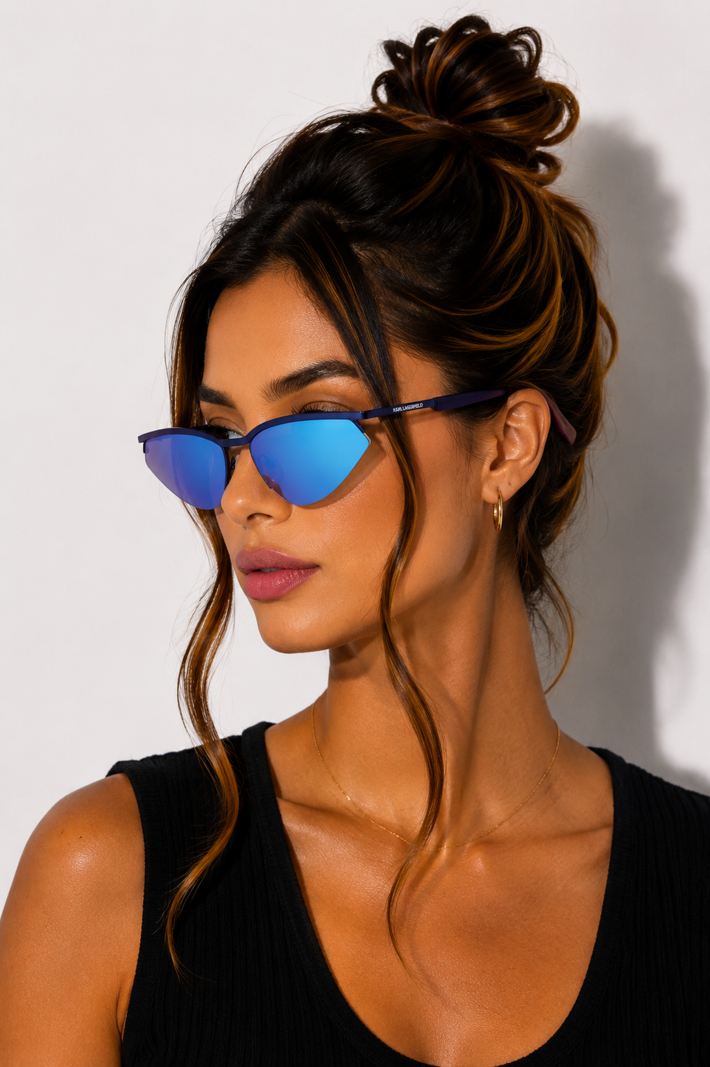 Слънчеви очила Unisex sunglasses KARL LAGERFELD KL352S 404 Blue lifestyle view