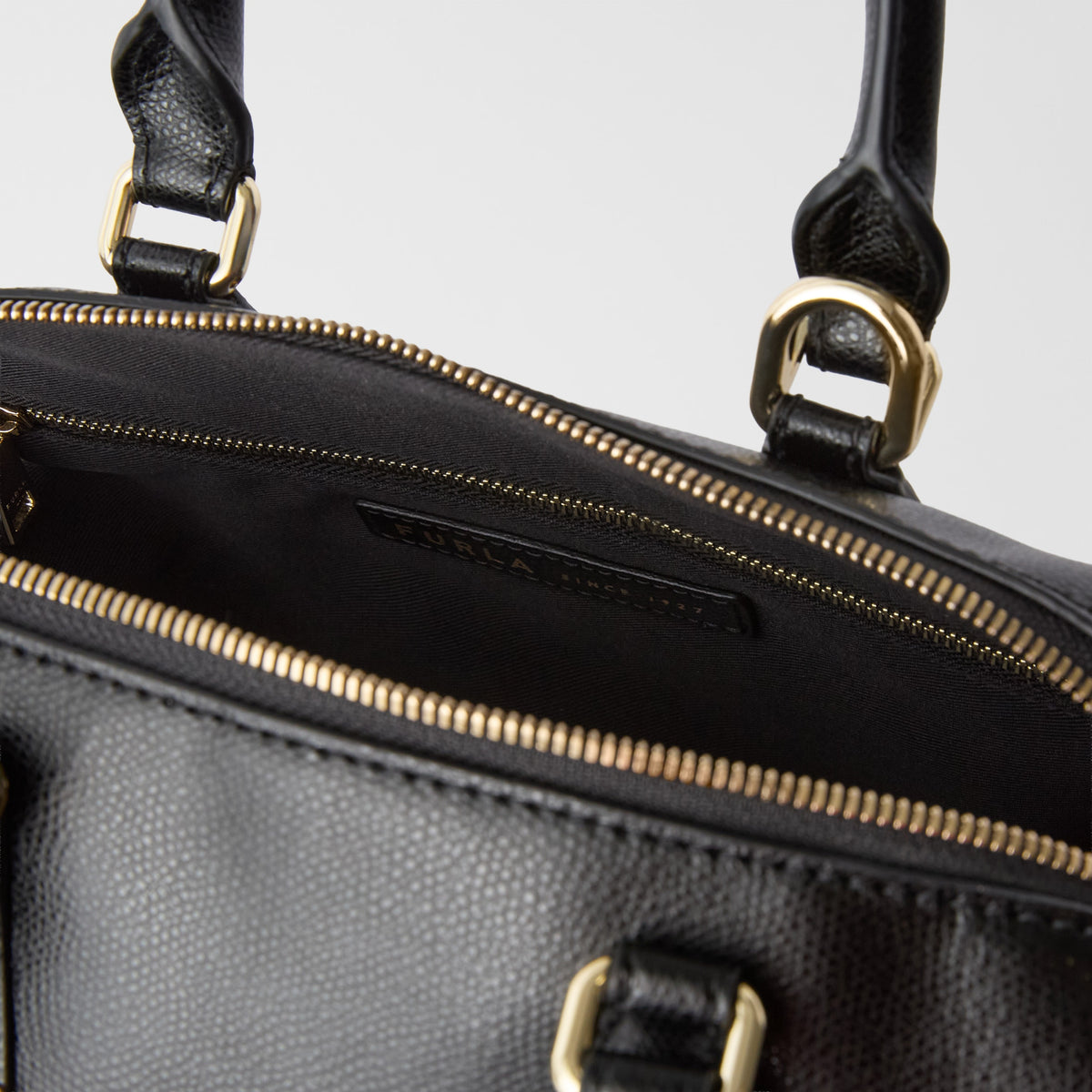 Women’s handbag Furla Olivia Boston M
WB02148_AX0023_1007_4908S Black logo view