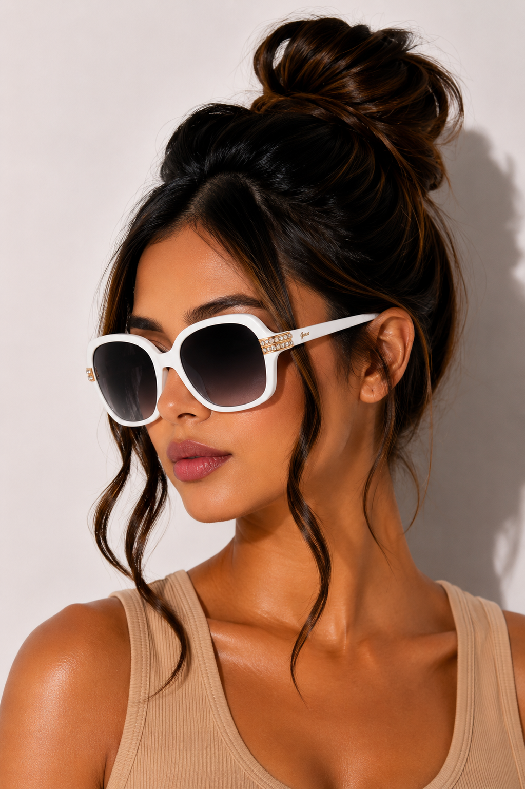 Дамски слънчеви очила Women's sunglasses GUESS GF0405 21W White lifestyle view