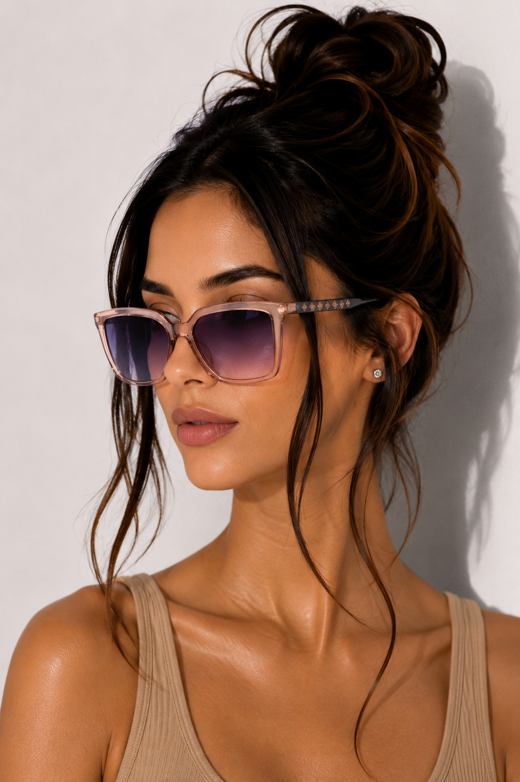 Дамски слънчеви очила Women’s sunglasses GUESS GU00099 20B lifestyle view