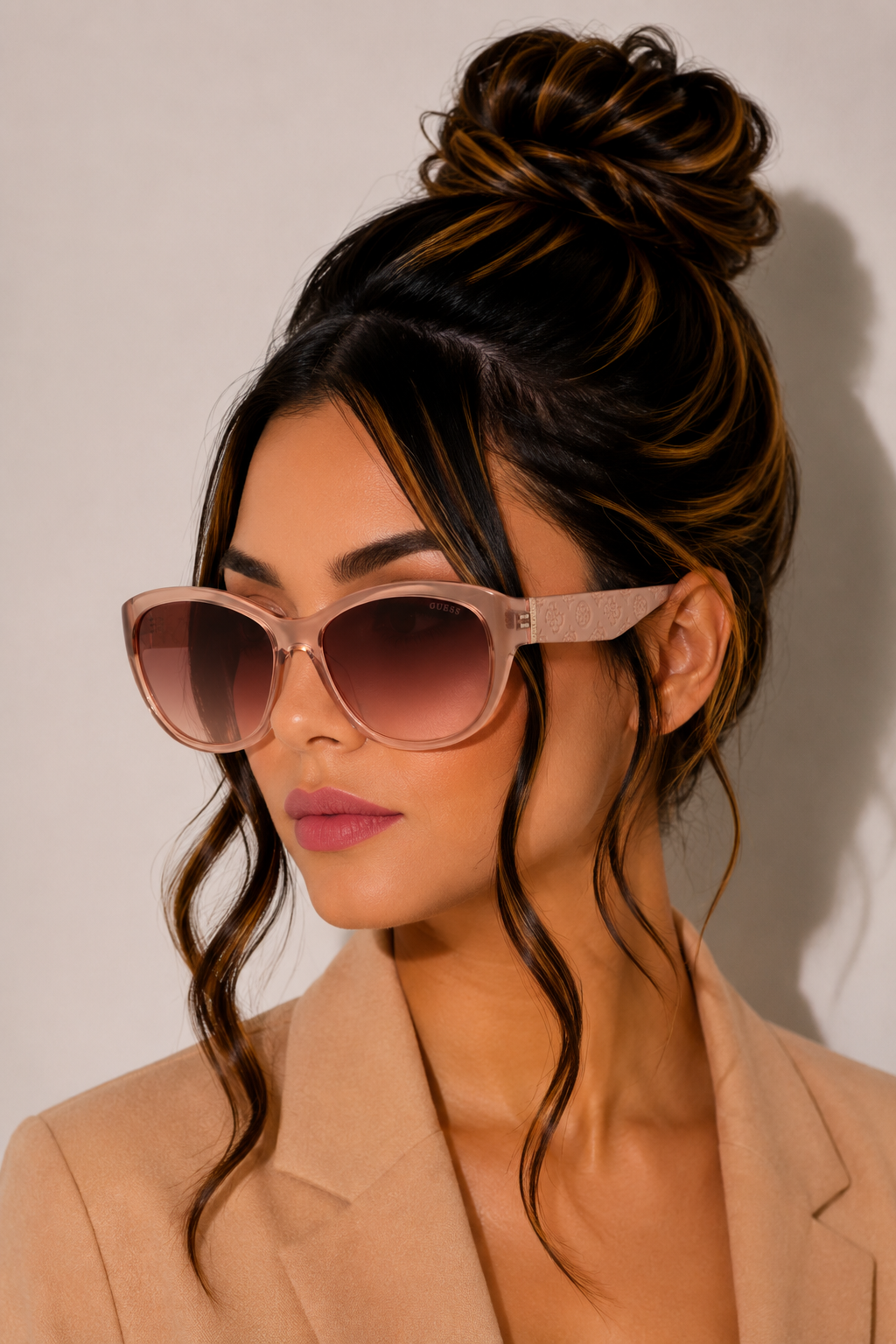 Дамски слънчеви очила Women’s sunglasses Guess GU00131 57U Pink lifestyle view