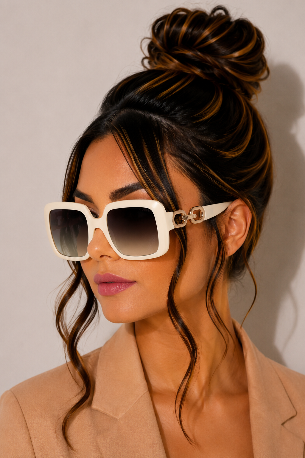Дамски слънчеви очила Women’s sunglasses Guess GU00161 21P White lifestyle view