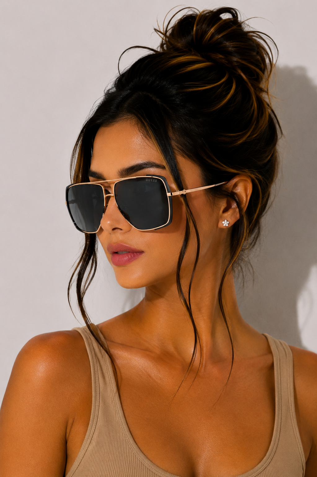 Дамски слънчеви очила Women’s sunglasses Guess GU00220 02A Black/Gold lifestyle view