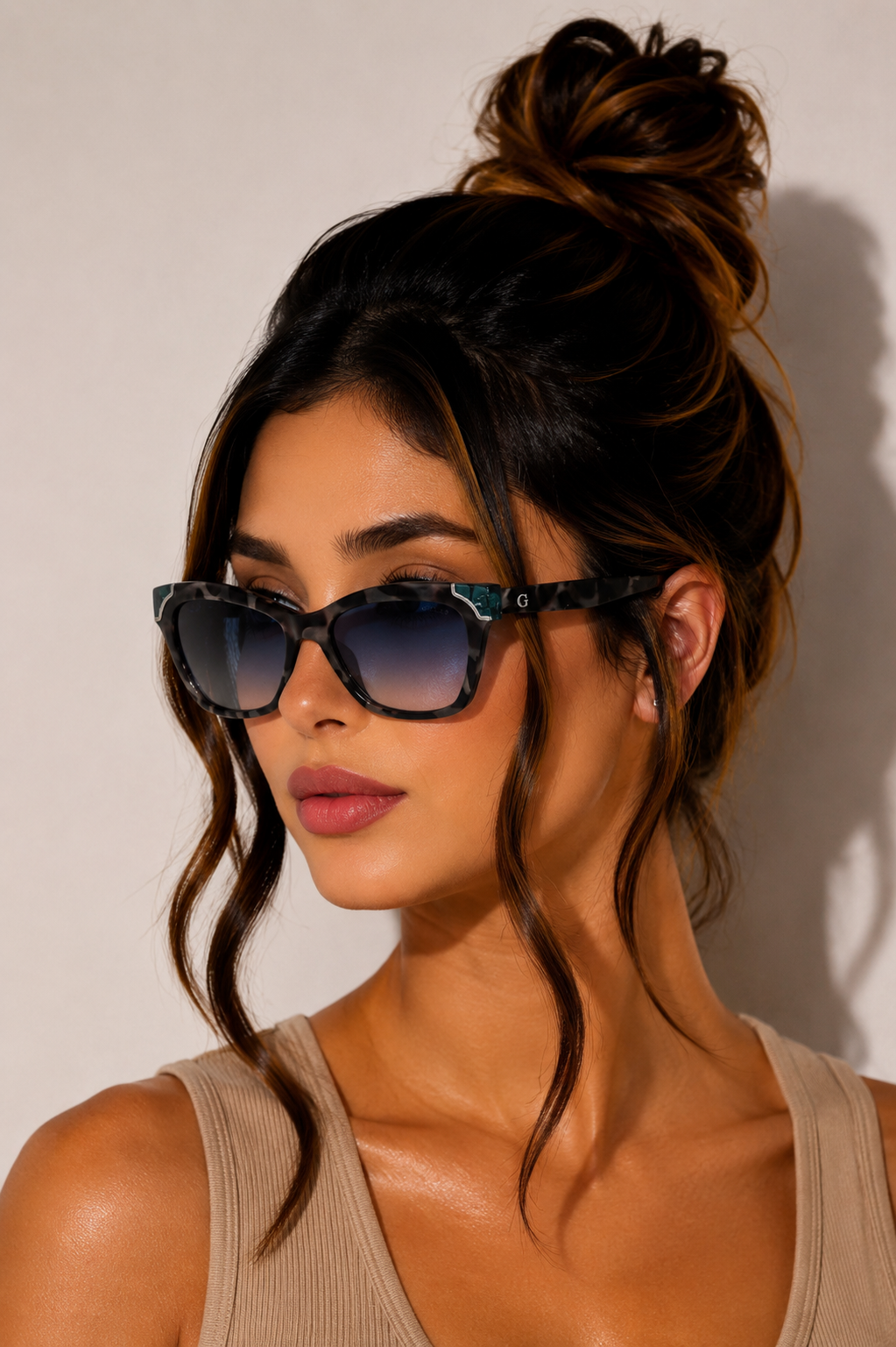 Дамски слънчеви очила Women’s sunglasses Guess GU7840 89W lifestyle view