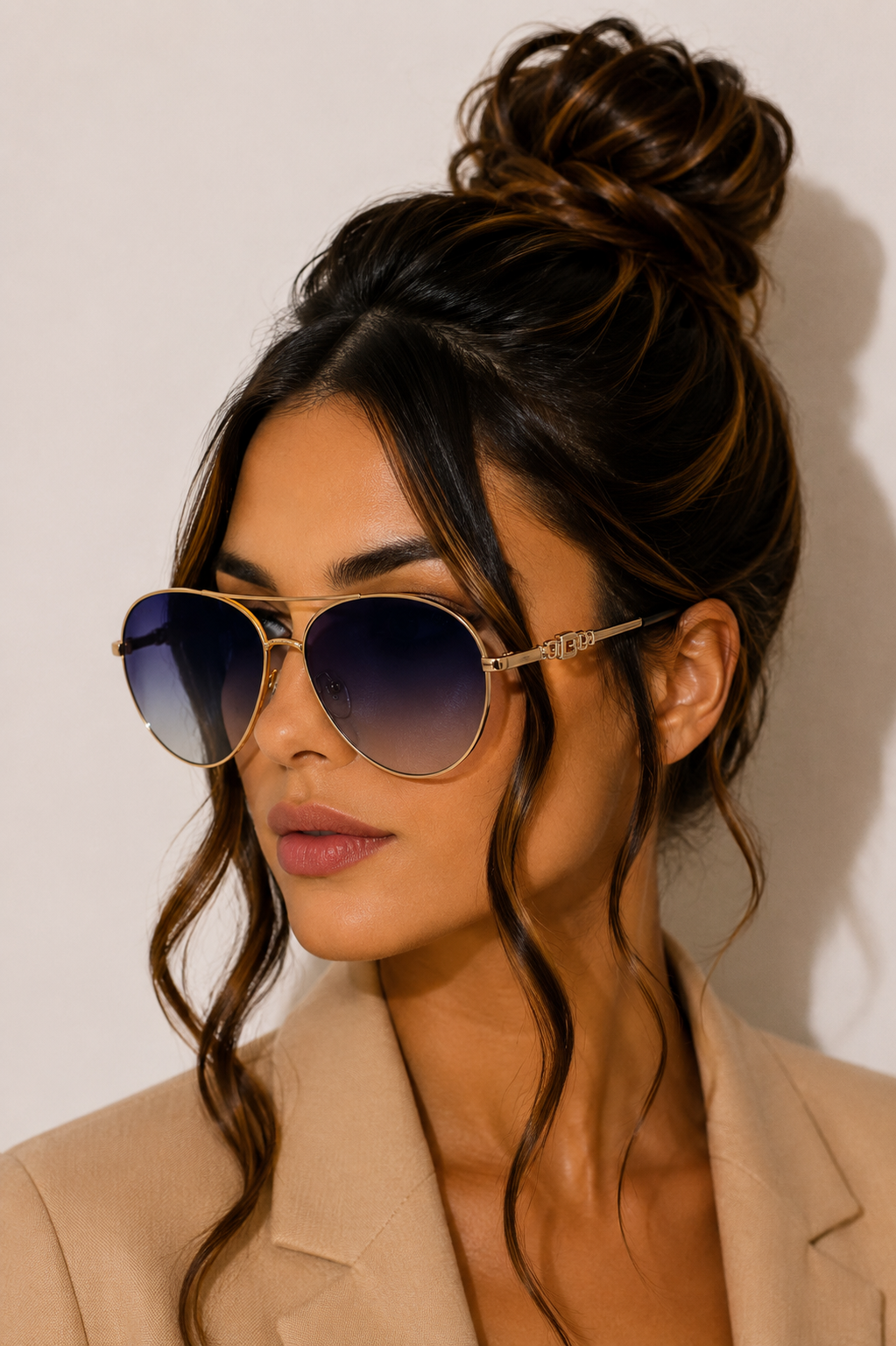Дамски слънчеви очила Women’s sunglasses Guess GU7885-H 32D lifestyle view