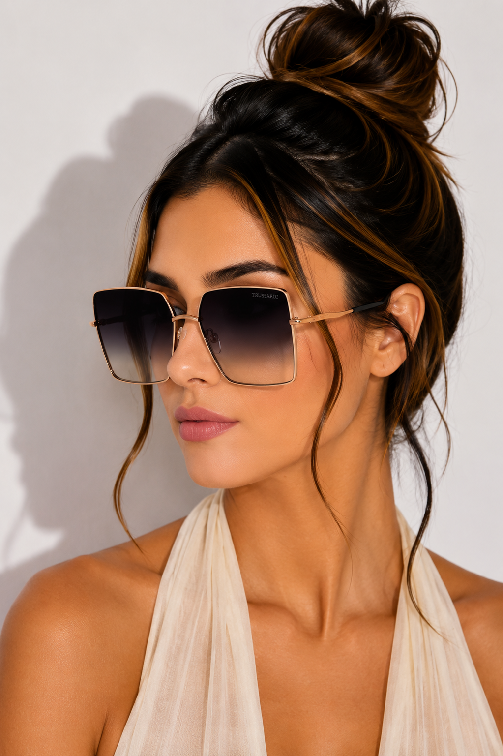 Дамски слънчеви очила Women’s sunglasses Trussardi TSW3010 09A Black / Gold lifestyle view