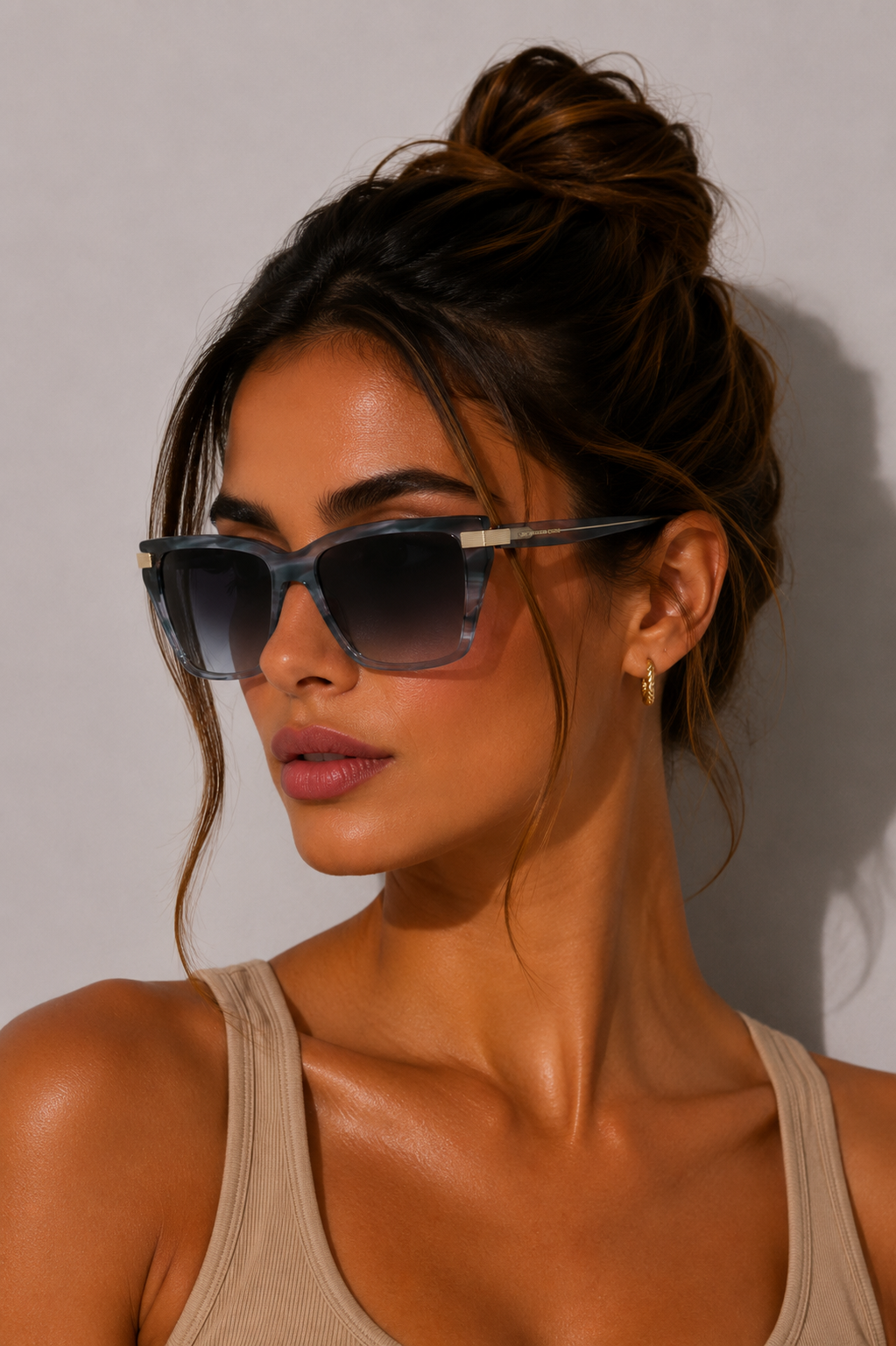 Дамски слънчеви очила Women’s sunglasses VICTORIA BECKHAM VB684S 035 Gray lifestyle view