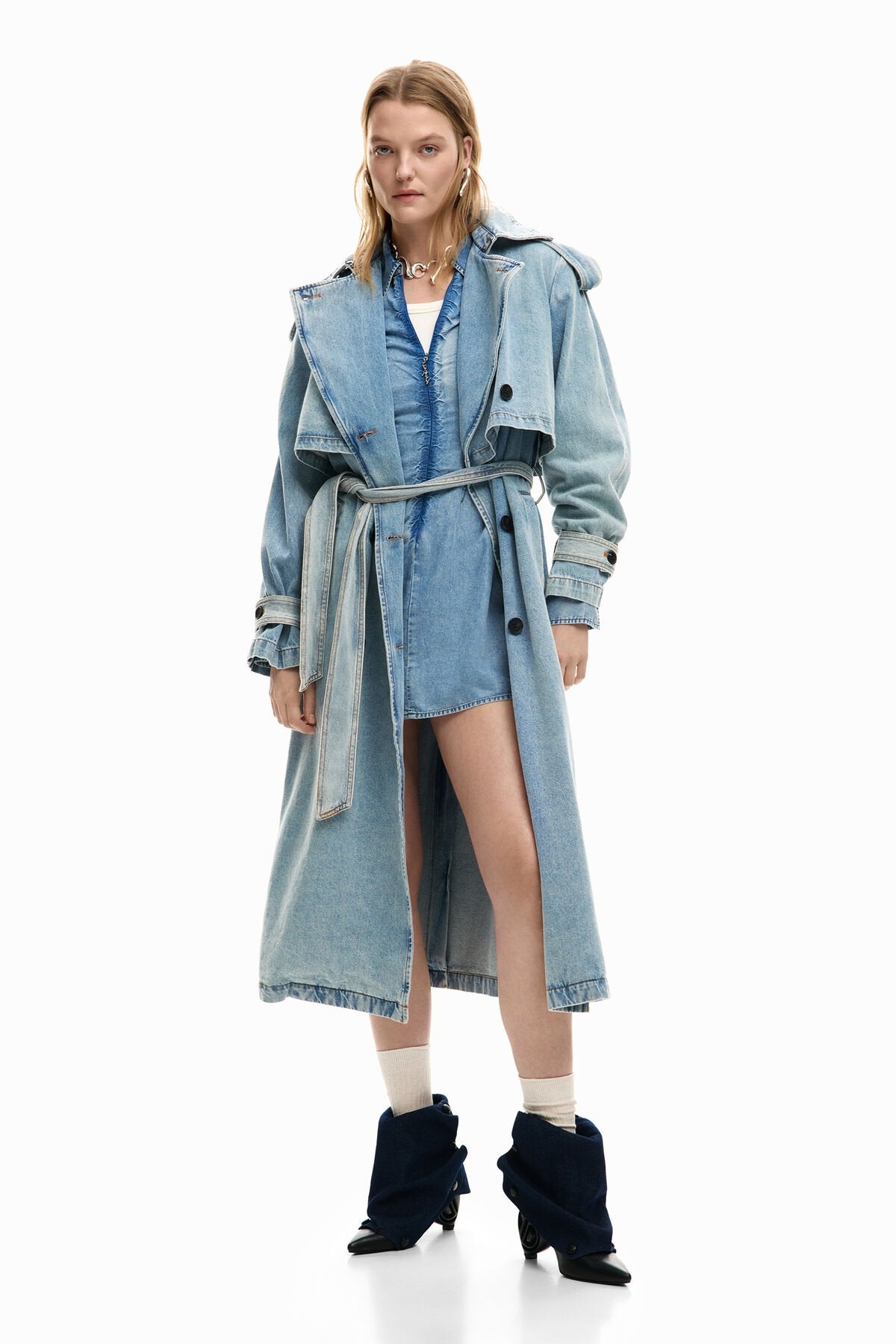 Дамски тренчкот шлифер Women’s trench coat Desigual 26SWED175007 light blue denim head to toe view