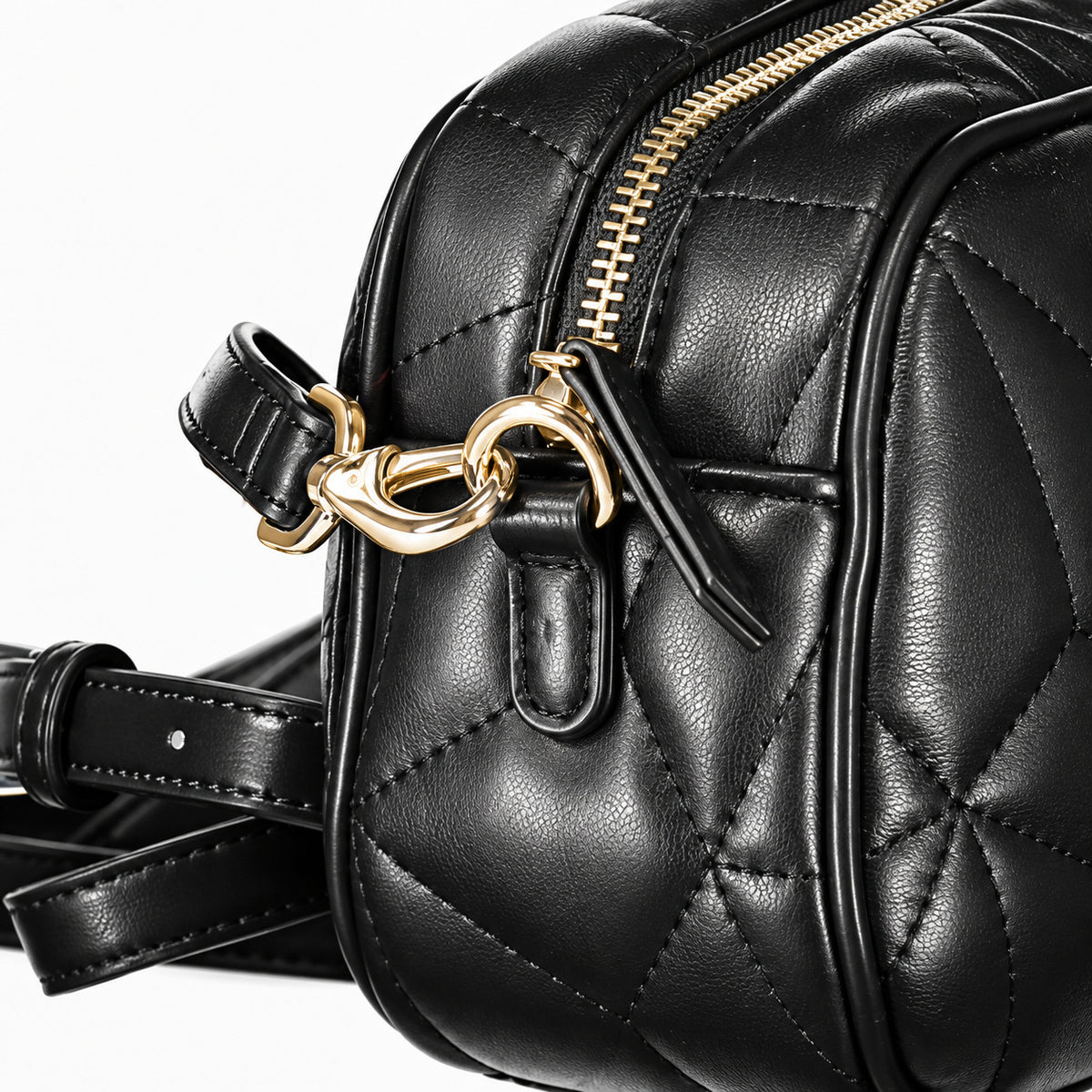 Women's crossbody bag Mario Valentino Mamba VBS8YQ04 handle and hardware detail view
