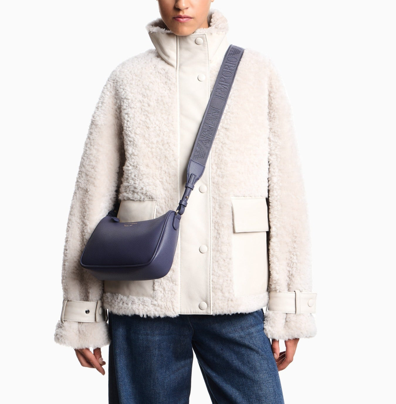 Дамска чанта Дамска чанта Women’s shoulder bag Emporio Armani EW000539AF12036MB346 lifestyle view