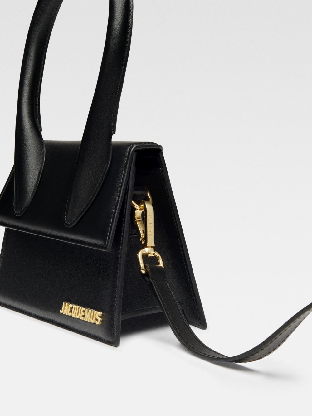 Чанта Medium handbag JACQUEMUS Le Chiquito Medium BAW00002BC01C01990 Black with golden logo cropped view