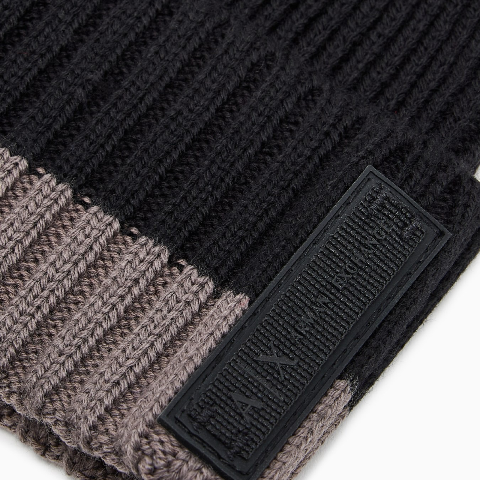 Мъжка черна зимна шапка Armani Exchange Men Hat XM001538 AF13776 Close-Up