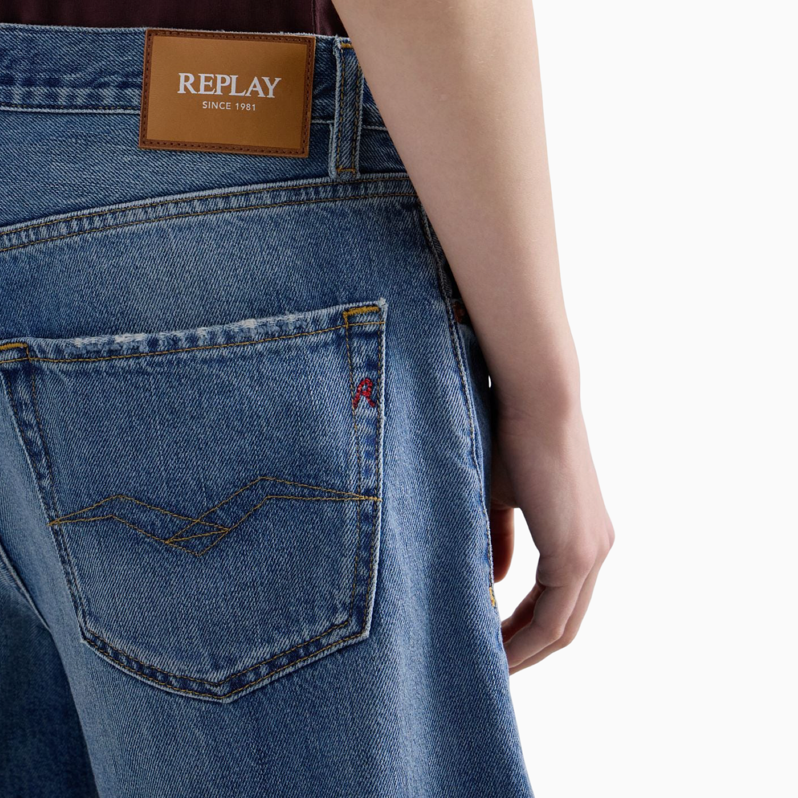 Дамски къси дънкови панталони Replay Women Denim Shorts WA548.000.800 177-009 Close-Up