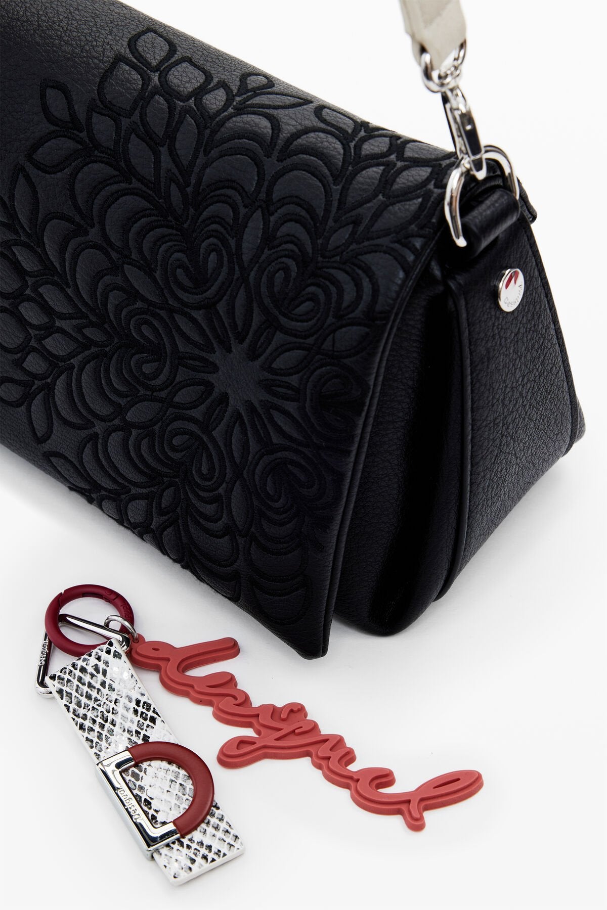 Дамска чанта Women’s shoulder bag Desigual
25WAXPBD 2000 Black detail view