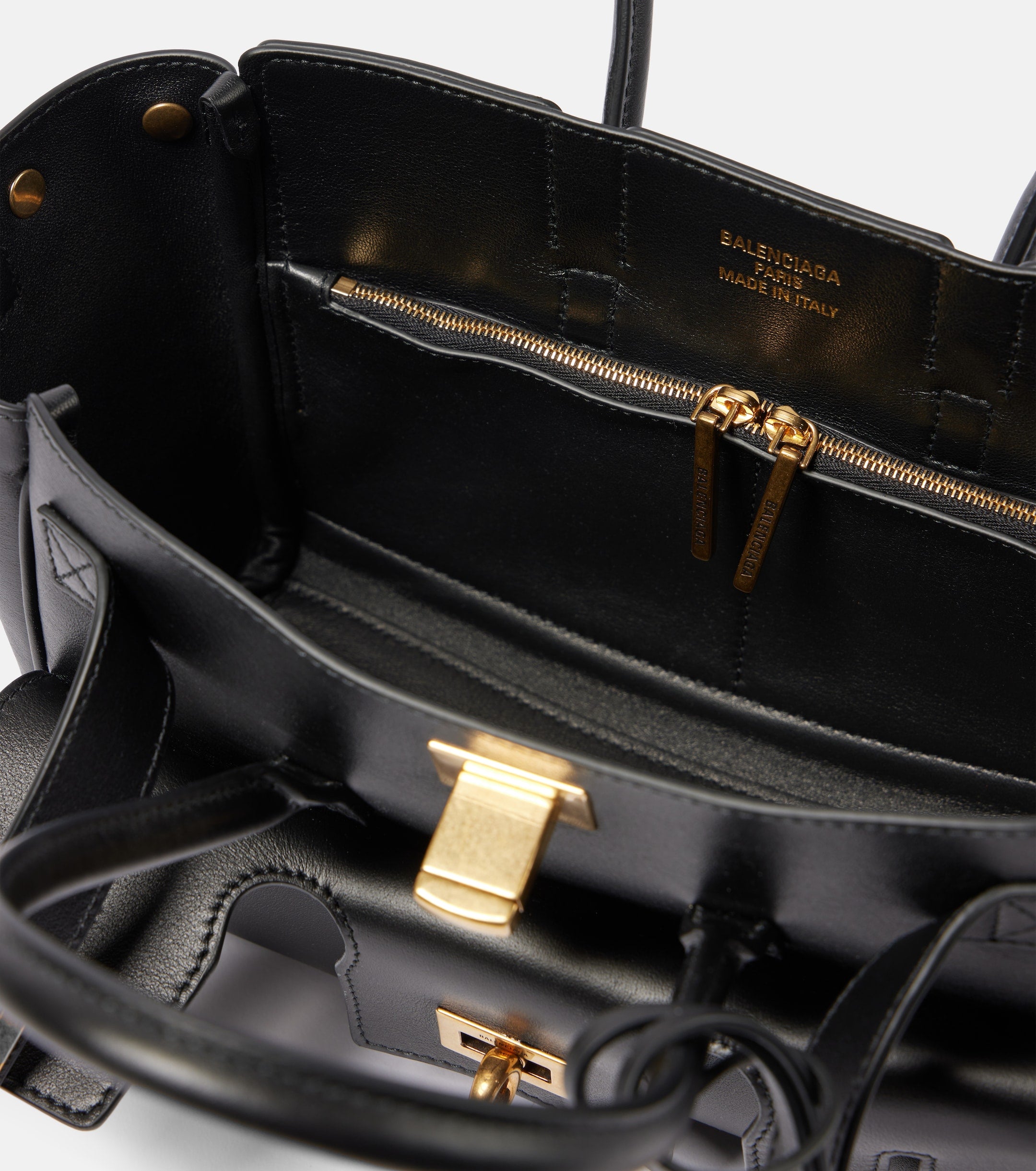 Дамска луксозна чанта Women’s medium shoulder bag Balenciaga Bel Air 8356702ABAV1000 inside view