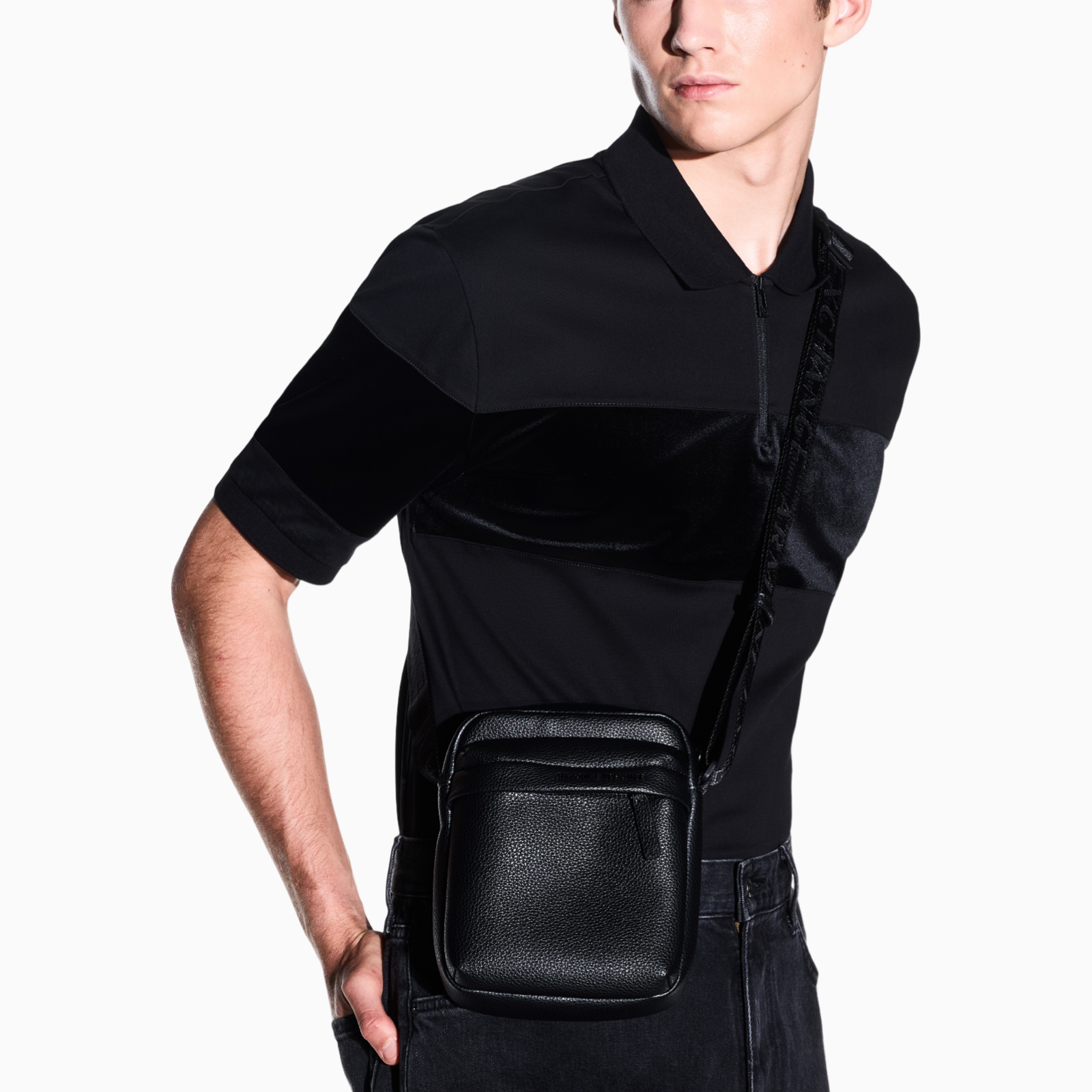 Мъжка чанта Armani Exchange Men Crossbody Bag XM003597 AF26651 UC001 Model View