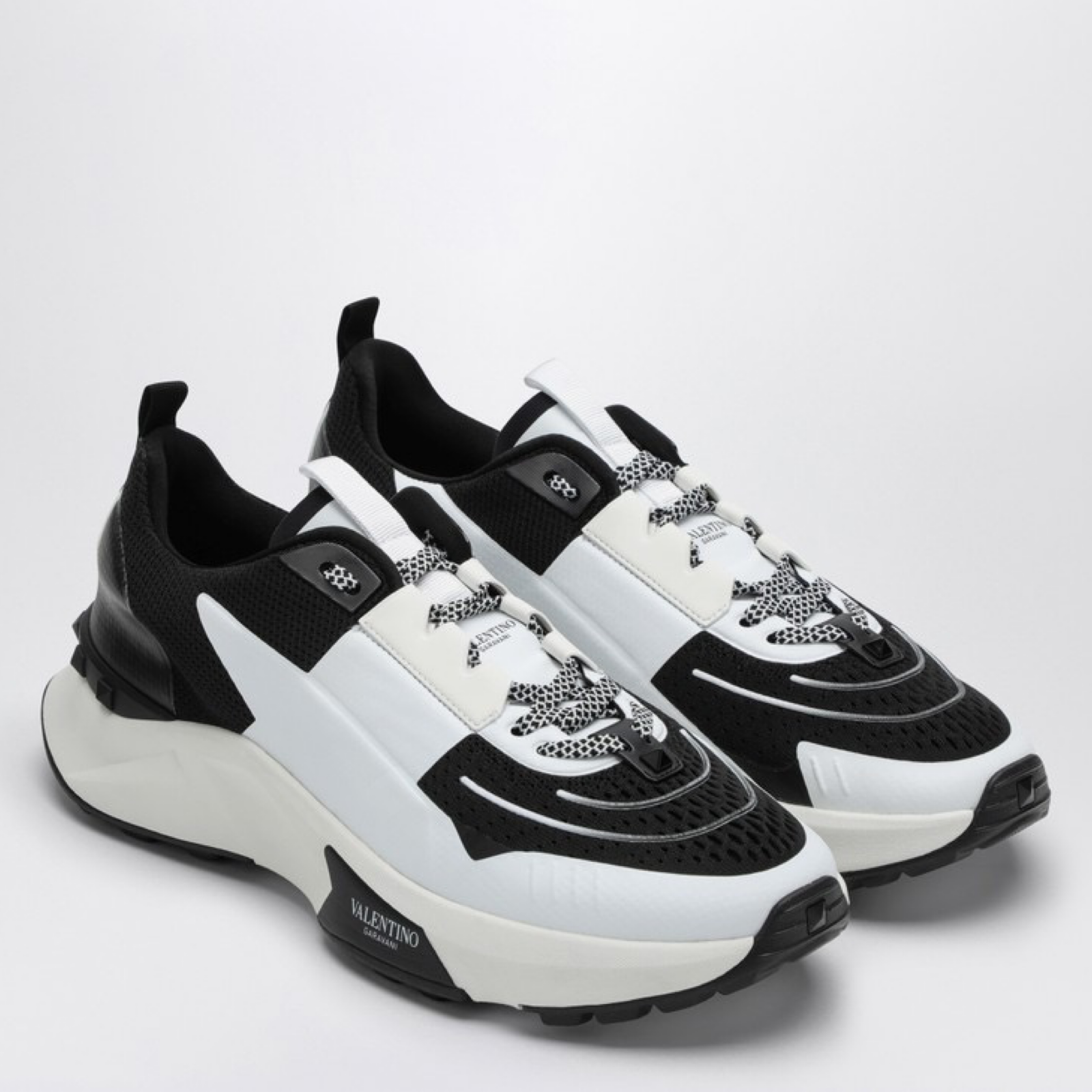 Valentino Garavani True Act Men Sneakers 6Y2S0H96PTN 0NI Lateral View
