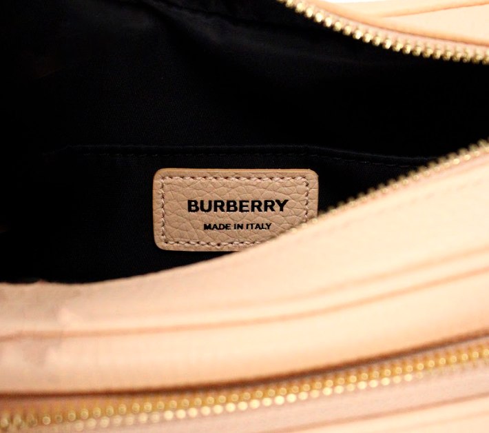 Малка маркова чанта през рамо за фотоапарат Burberry в прасковено розово зърнеста кожа