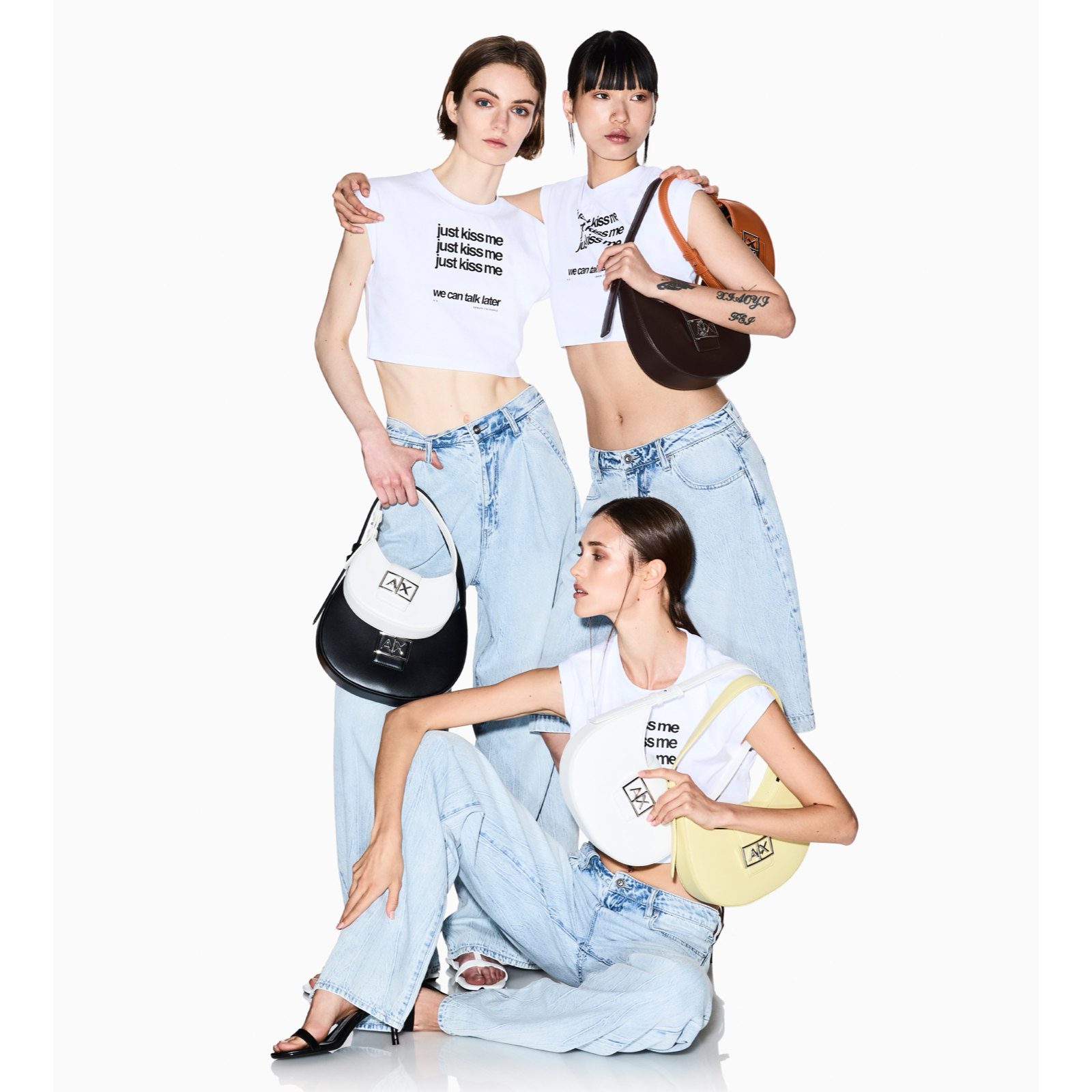 Дамска бяла чанта Armani Exchange Women Shoulder Bag XW002566 AF12039 U0011 Model View