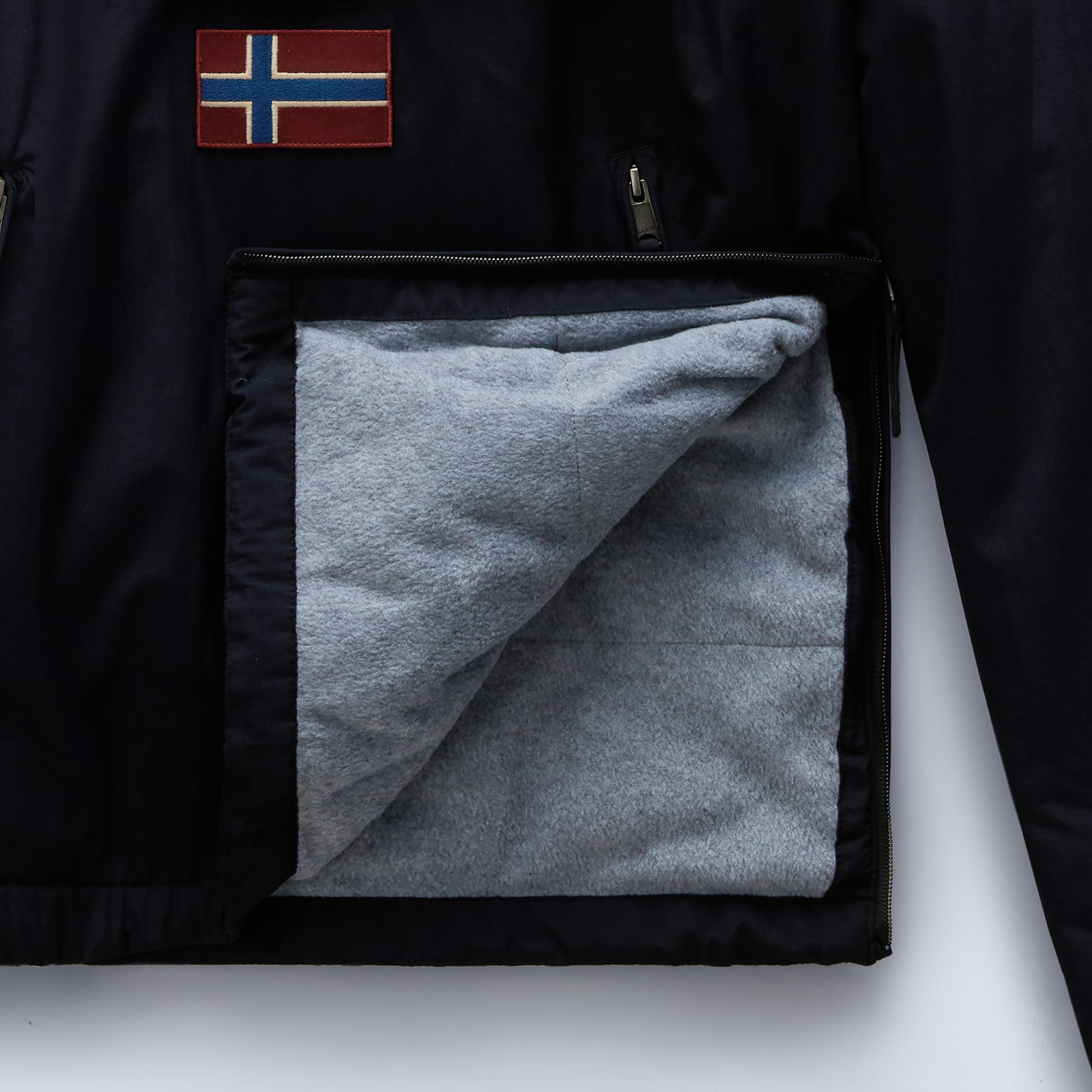 Мъжко черно яке Napapijri Rainforest Men Jacket Close-Up